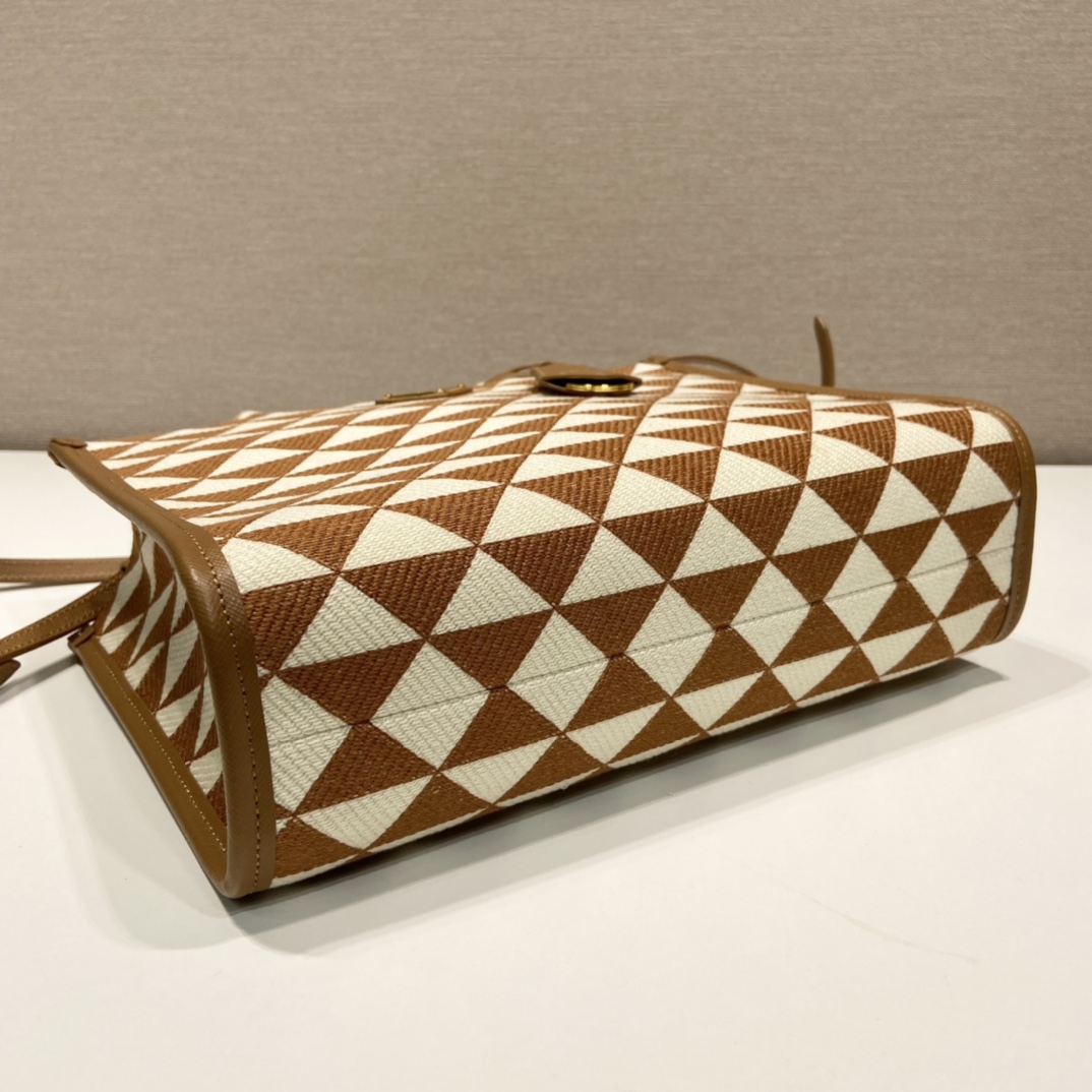 Pra*a small tote in saffiano leather 1ba354-28*22*9cm