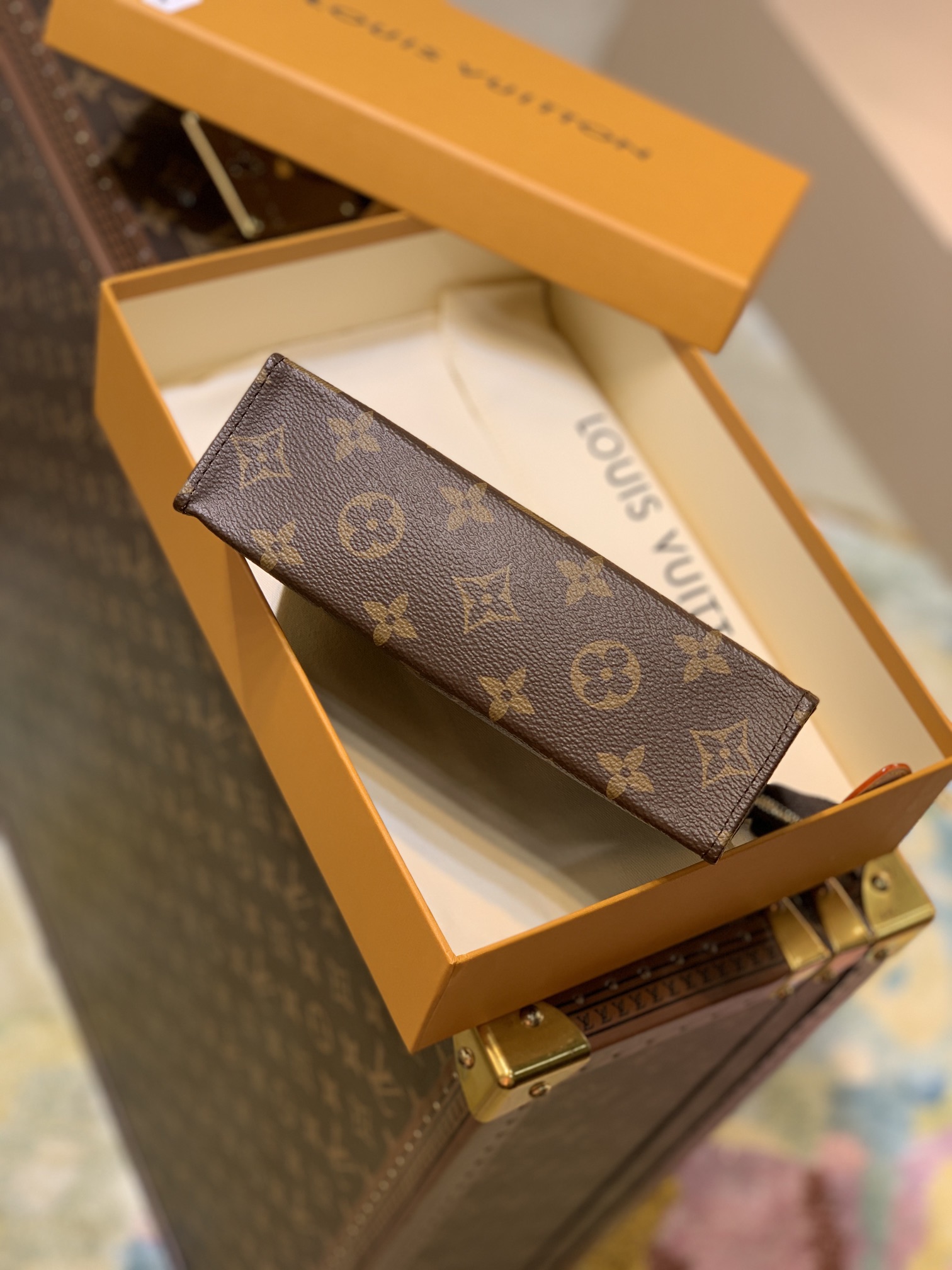 l**is V*t*n toiletry pouch -19* 15*6cm