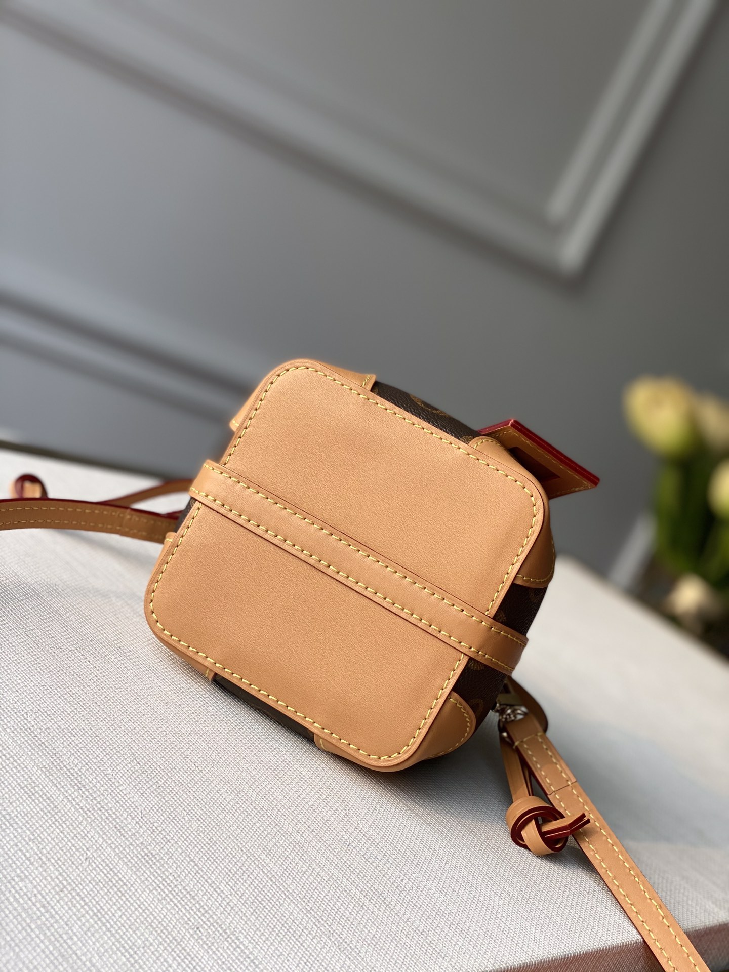 l**is V*t*n mini bucket-12*12*12cm