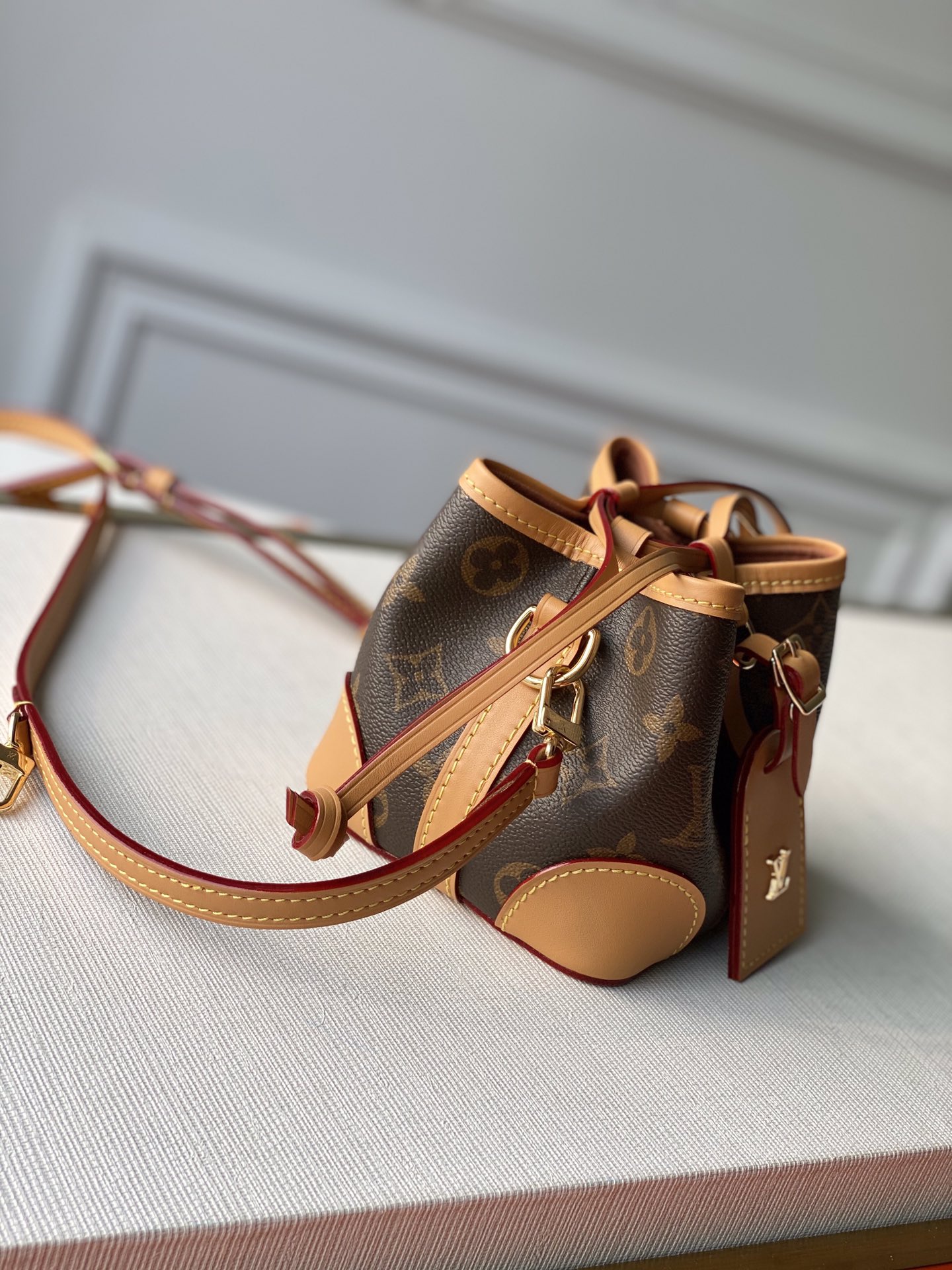 l**is V*t*n mini bucket-12*12*12cm