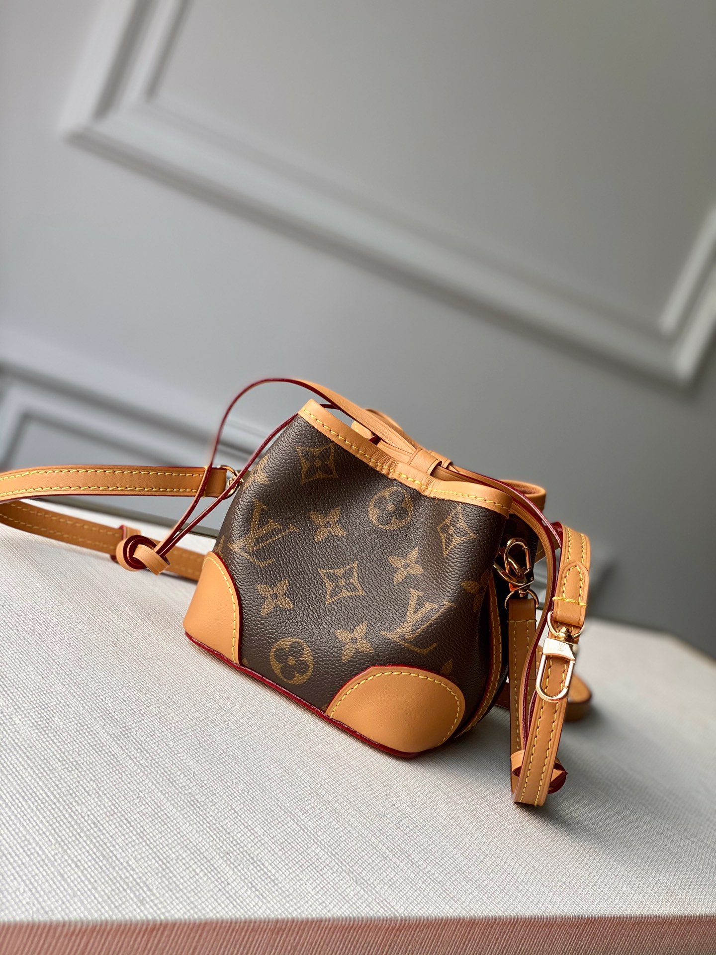 l**is V*t*n mini bucket-12*12*12cm