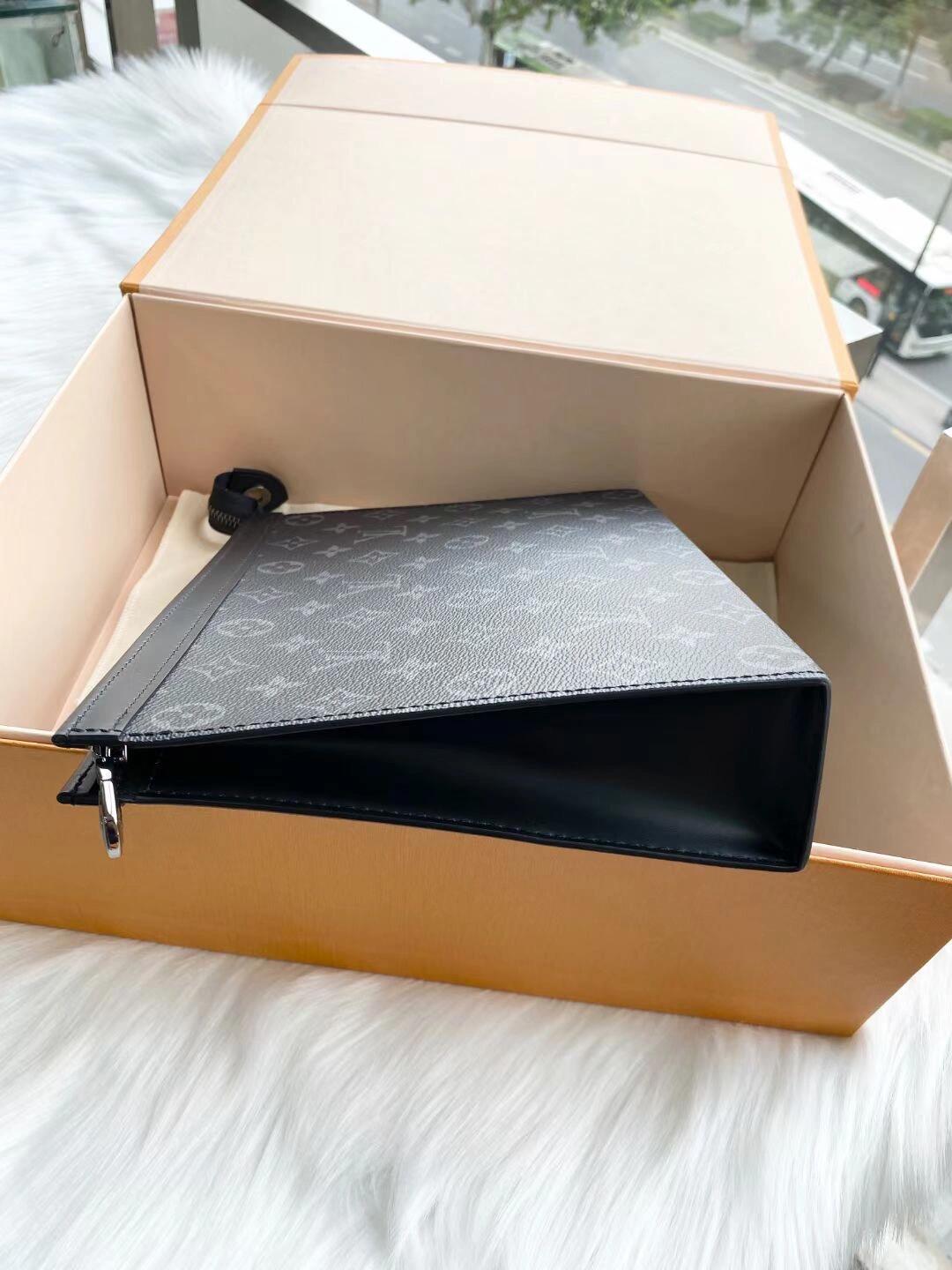 l**is V*t*n pochette accessoires-26x20cm