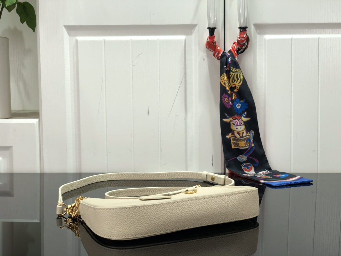 l**is V*t*n easy pouch on strap-19x11.5x3cm