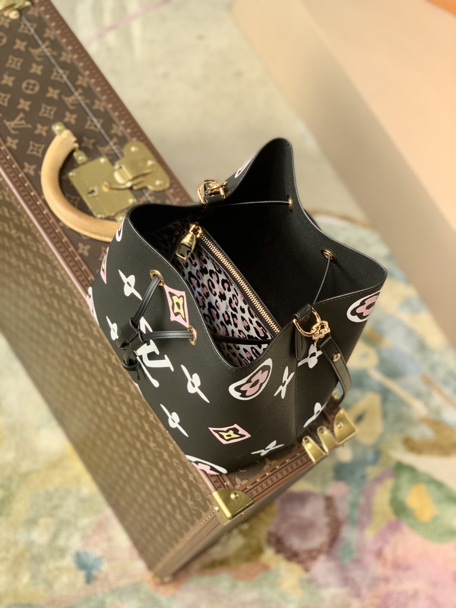 l**is V*t*n wild at heart néonoé bucket bag -26x22x27cm