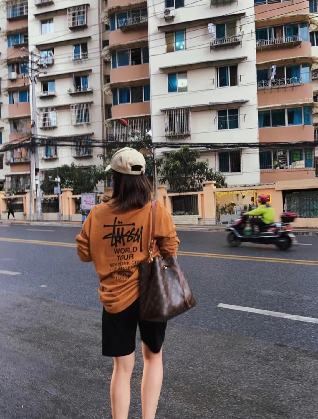 l**is V*t*n néonoé bucket bag -26x22x27cm