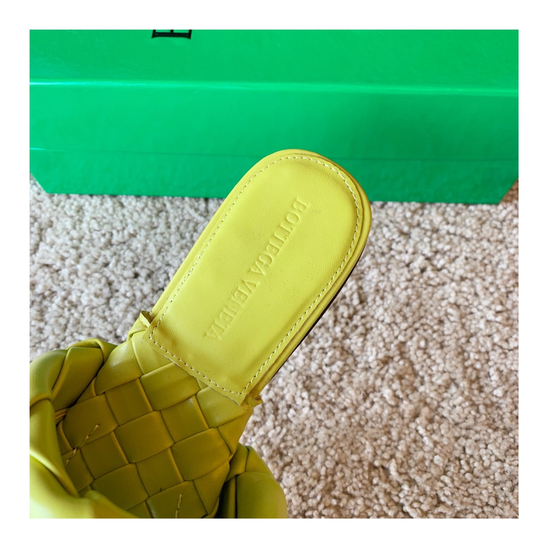 Bo*te*ga ve*ne*ta sandals