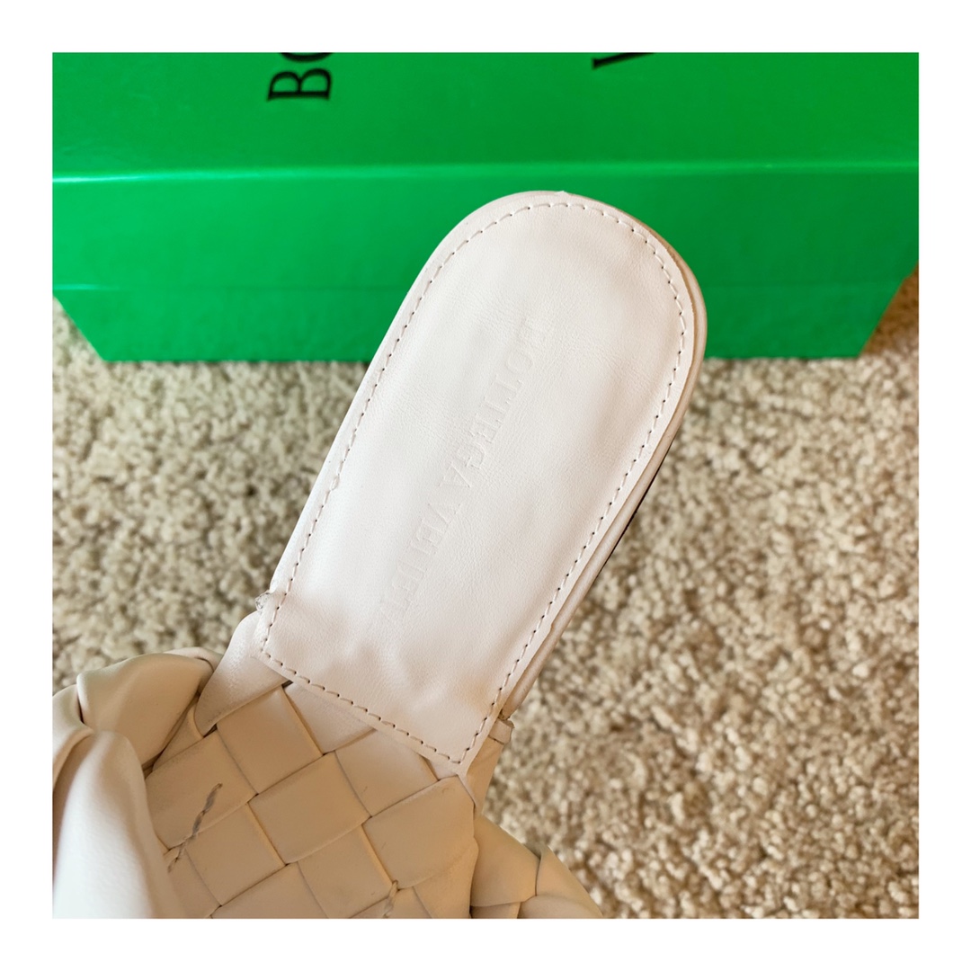 Bo*te*ga ve*ne*ta sandals