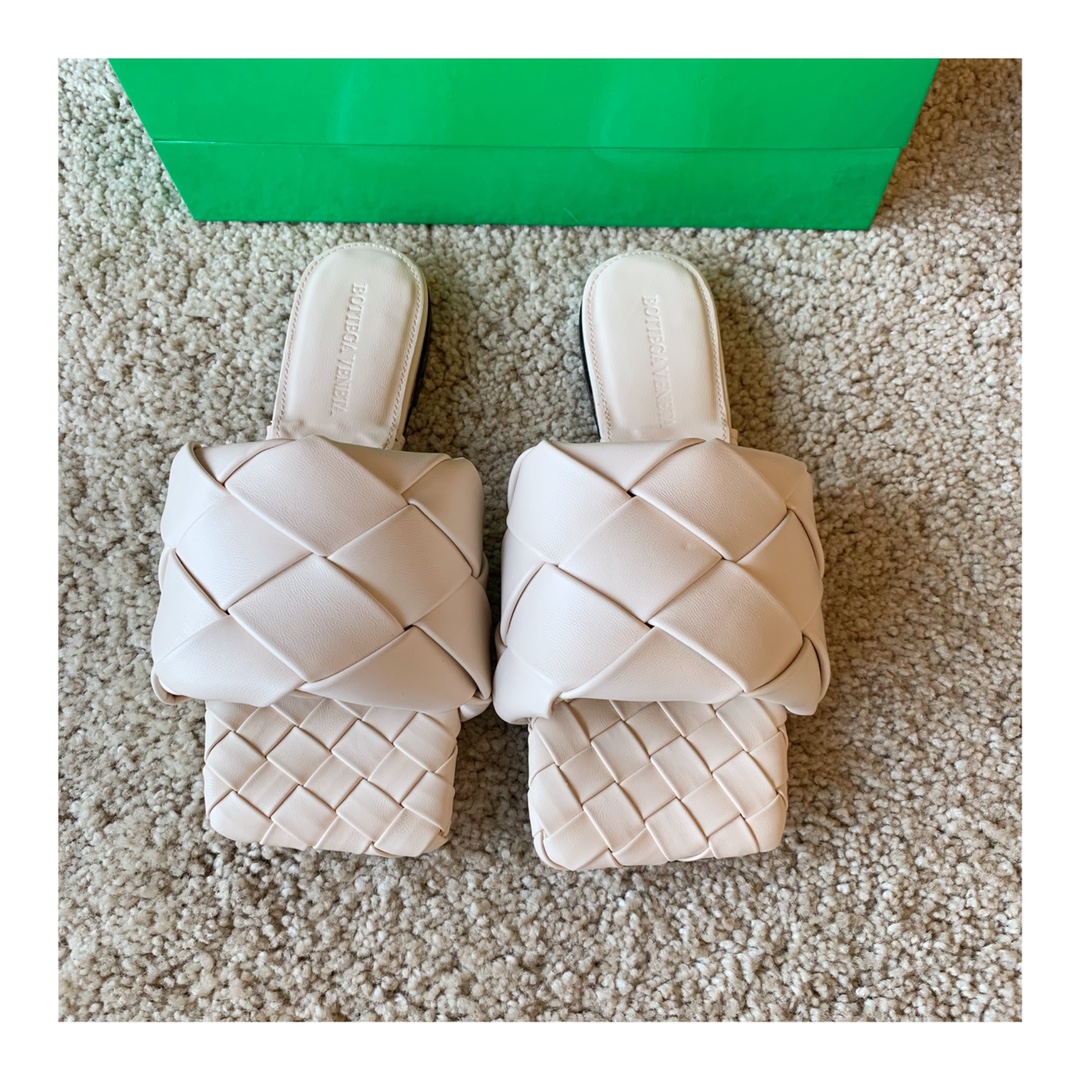 Bo*te*ga ve*ne*ta sandals