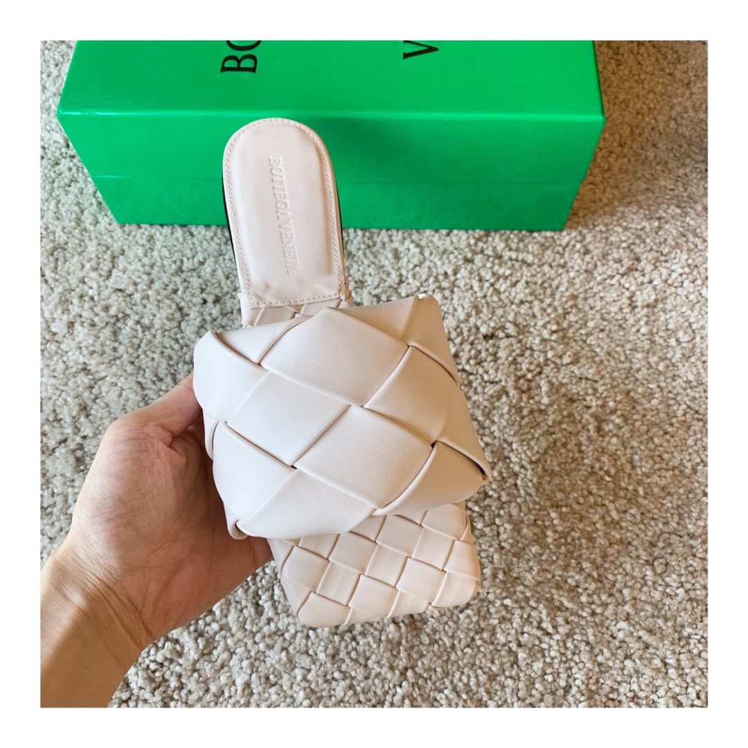 Bo*te*ga ve*ne*ta sandals