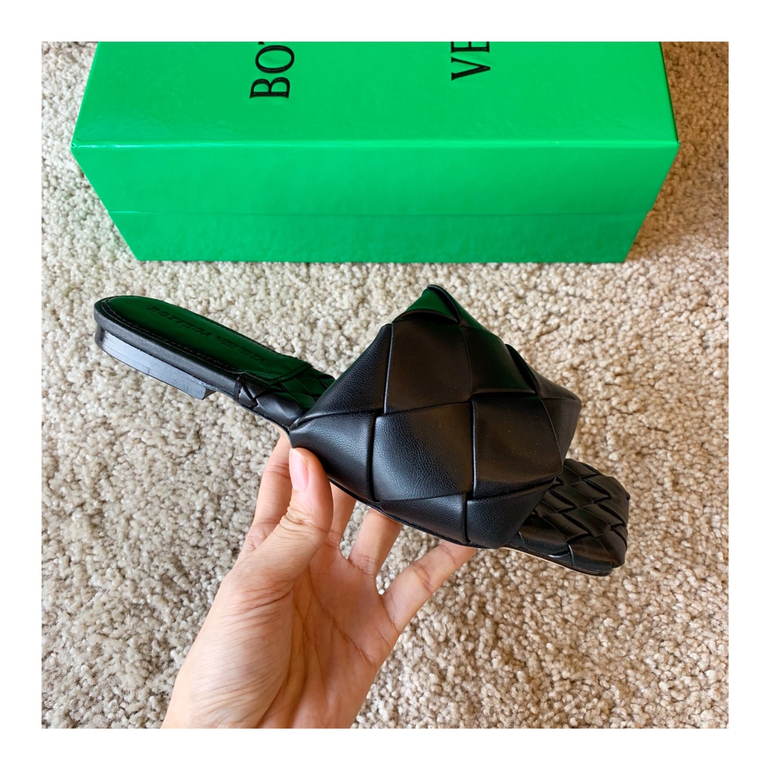 Bo*te*ga ve*ne*ta sandals