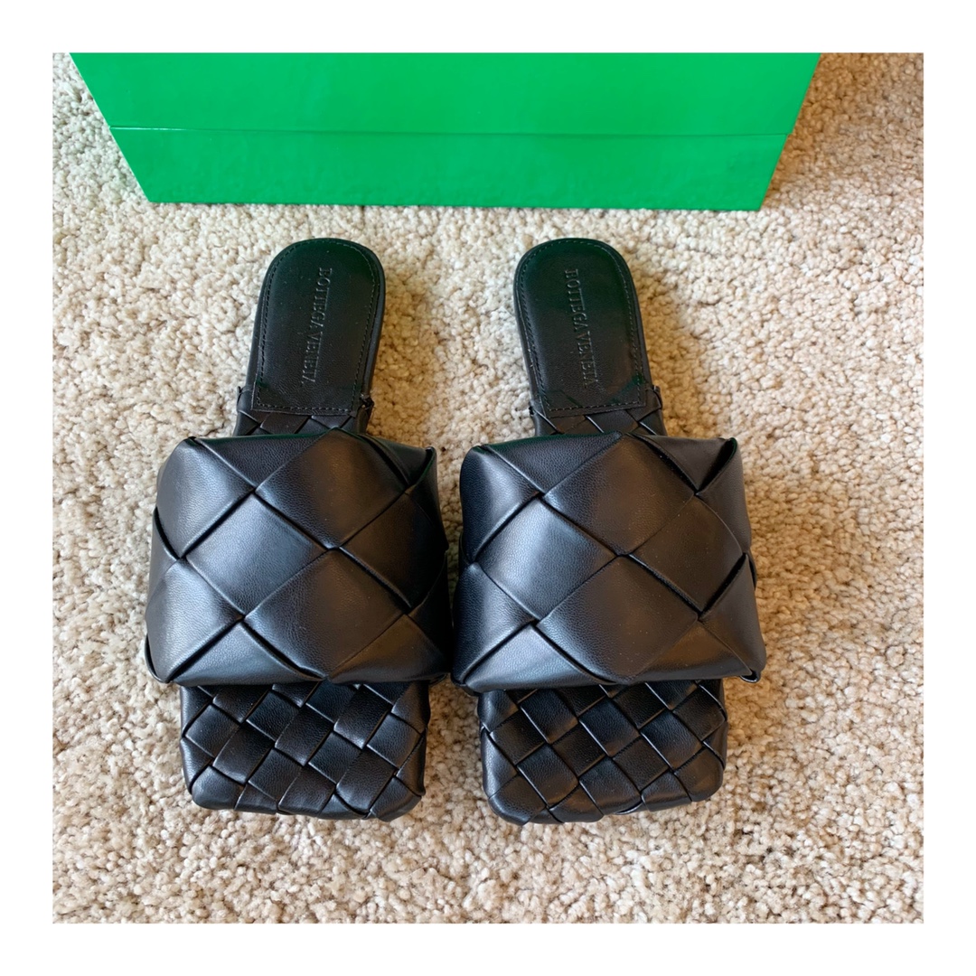 Bo*te*ga ve*ne*ta sandals