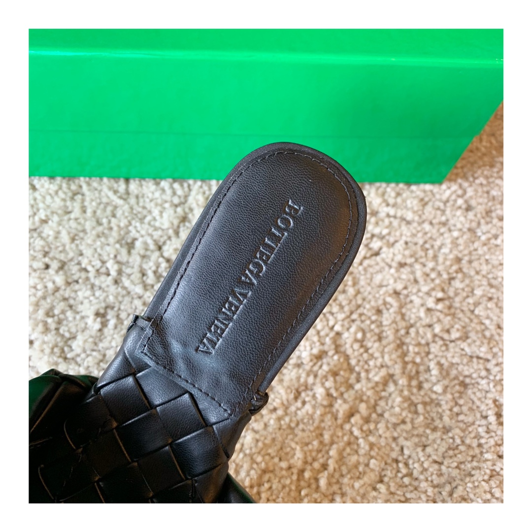 Bo*te*ga ve*ne*ta sandals