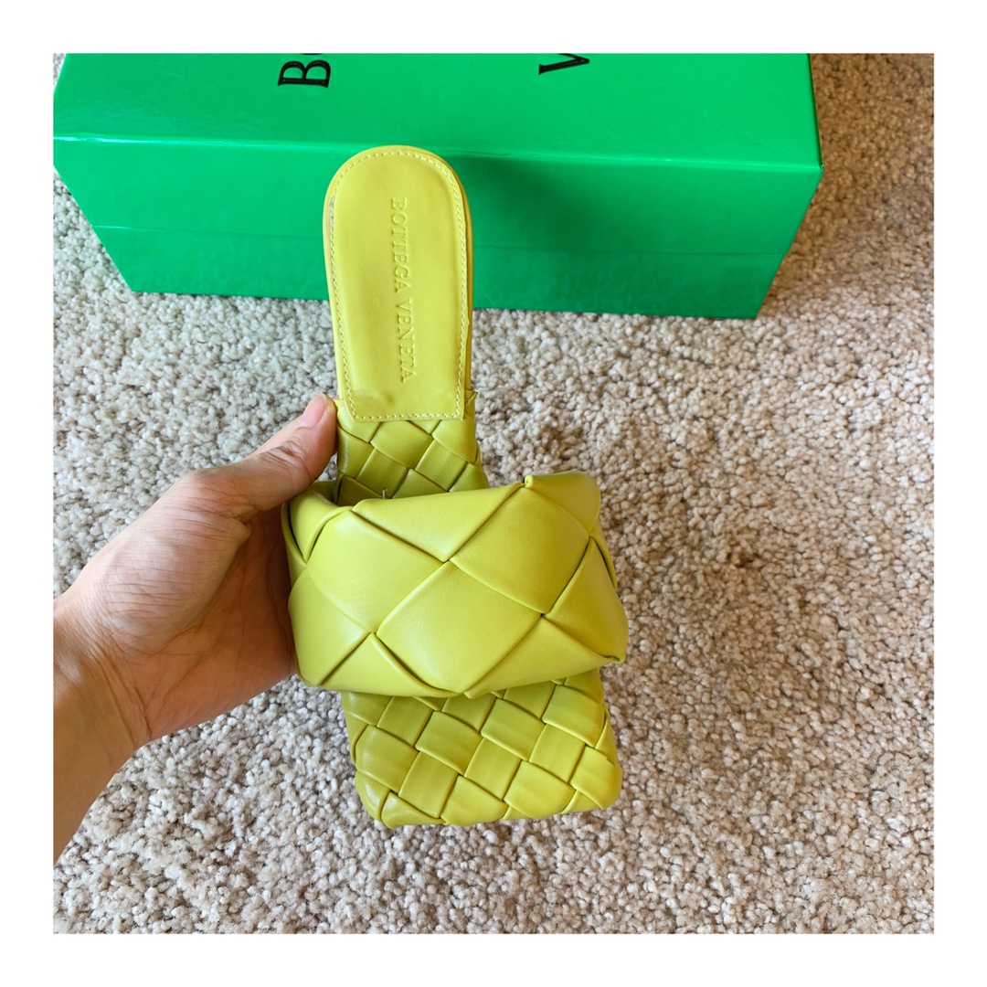 Bo*te*ga ve*ne*ta sandals