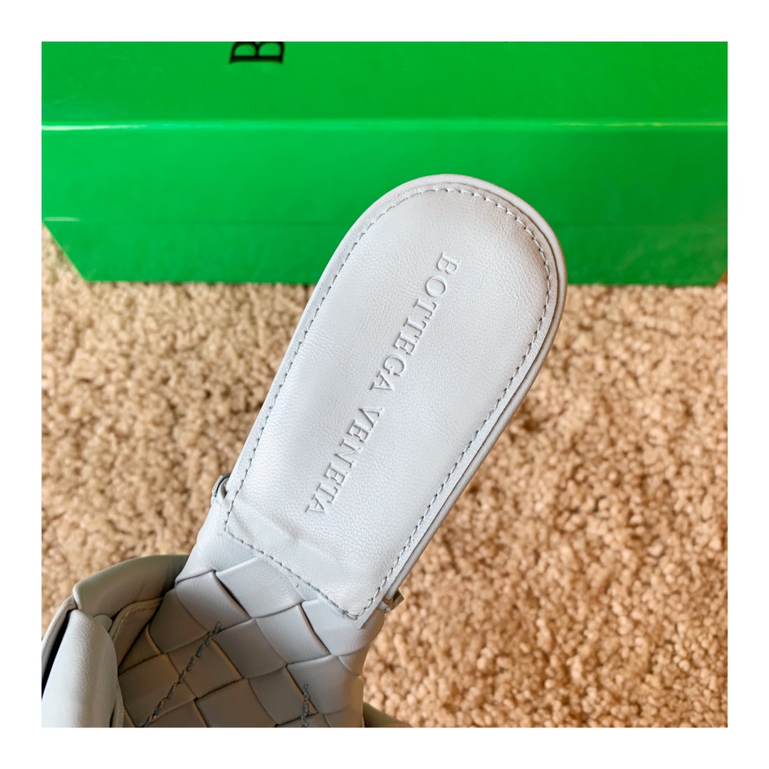 Bo*te*ga ve*ne*ta sandals