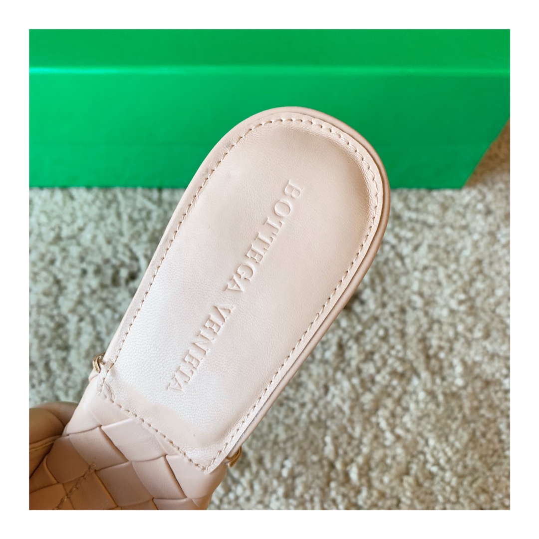 Bo*te*ga ve*ne*ta sandals