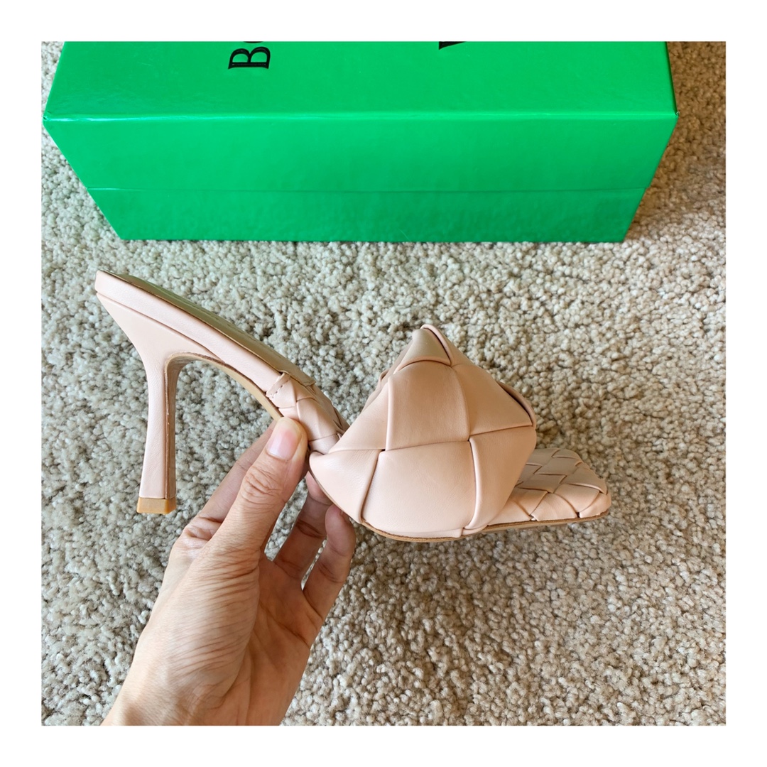 Bo*te*ga ve*ne*ta sandals