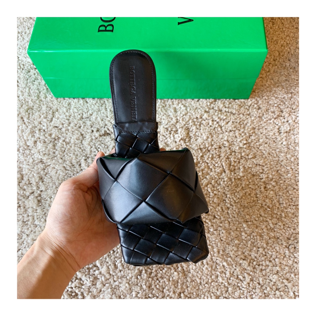 Bo*te*ga ve*ne*ta sandals