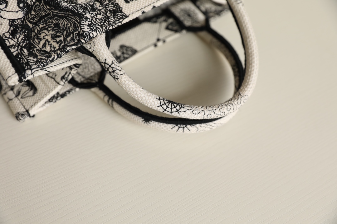 D*or small book tote-26*8*22cm