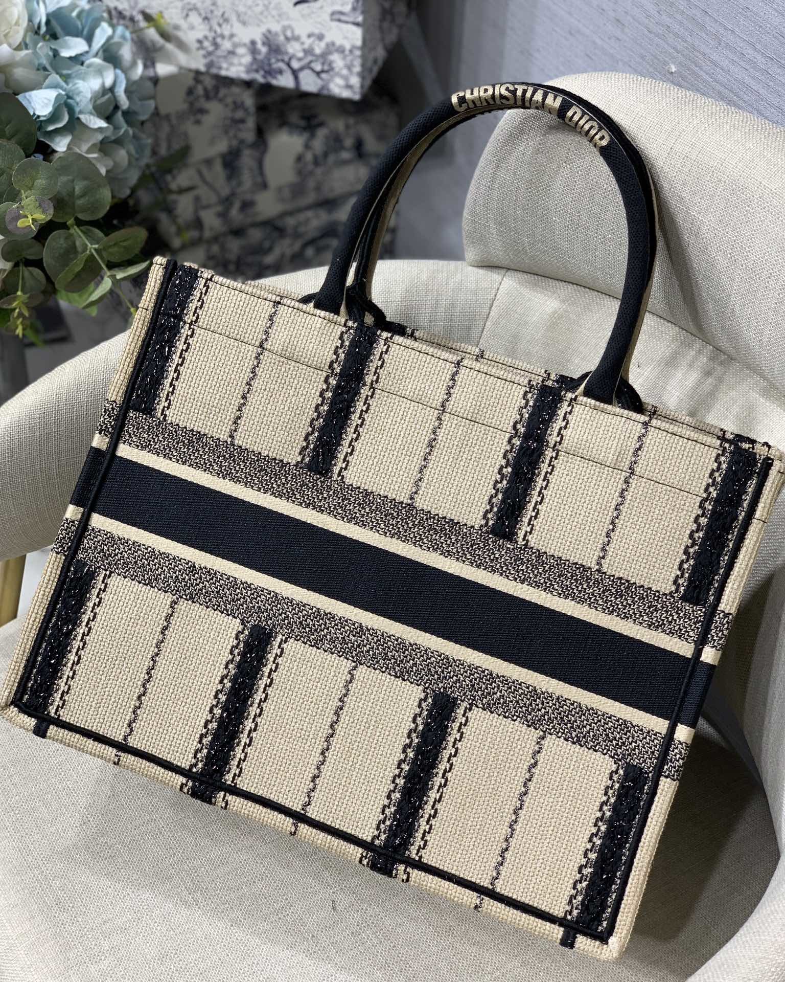 D*or small book tote