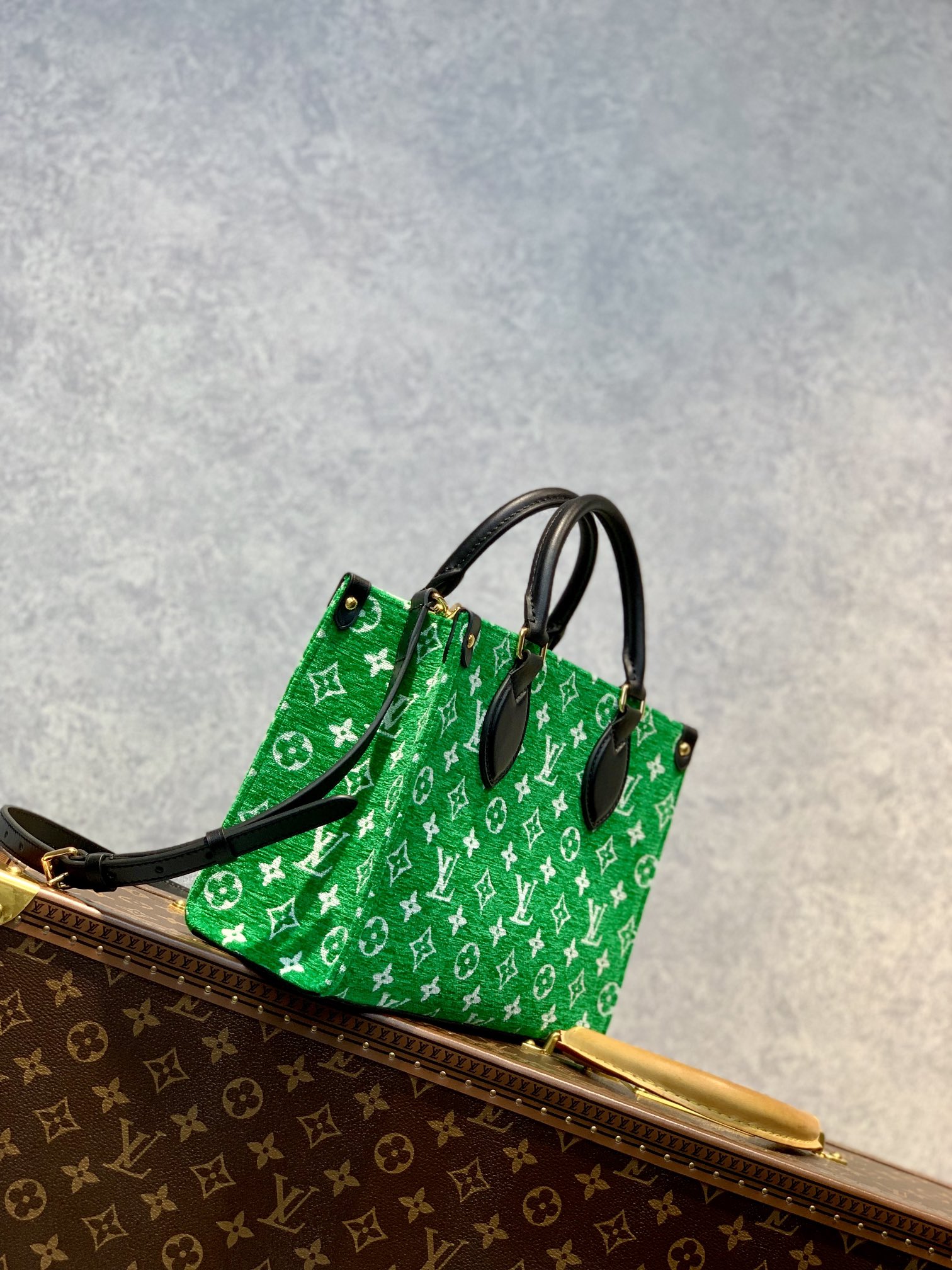 l**is V*t*n onthego handbag-25*19*11.5 cm