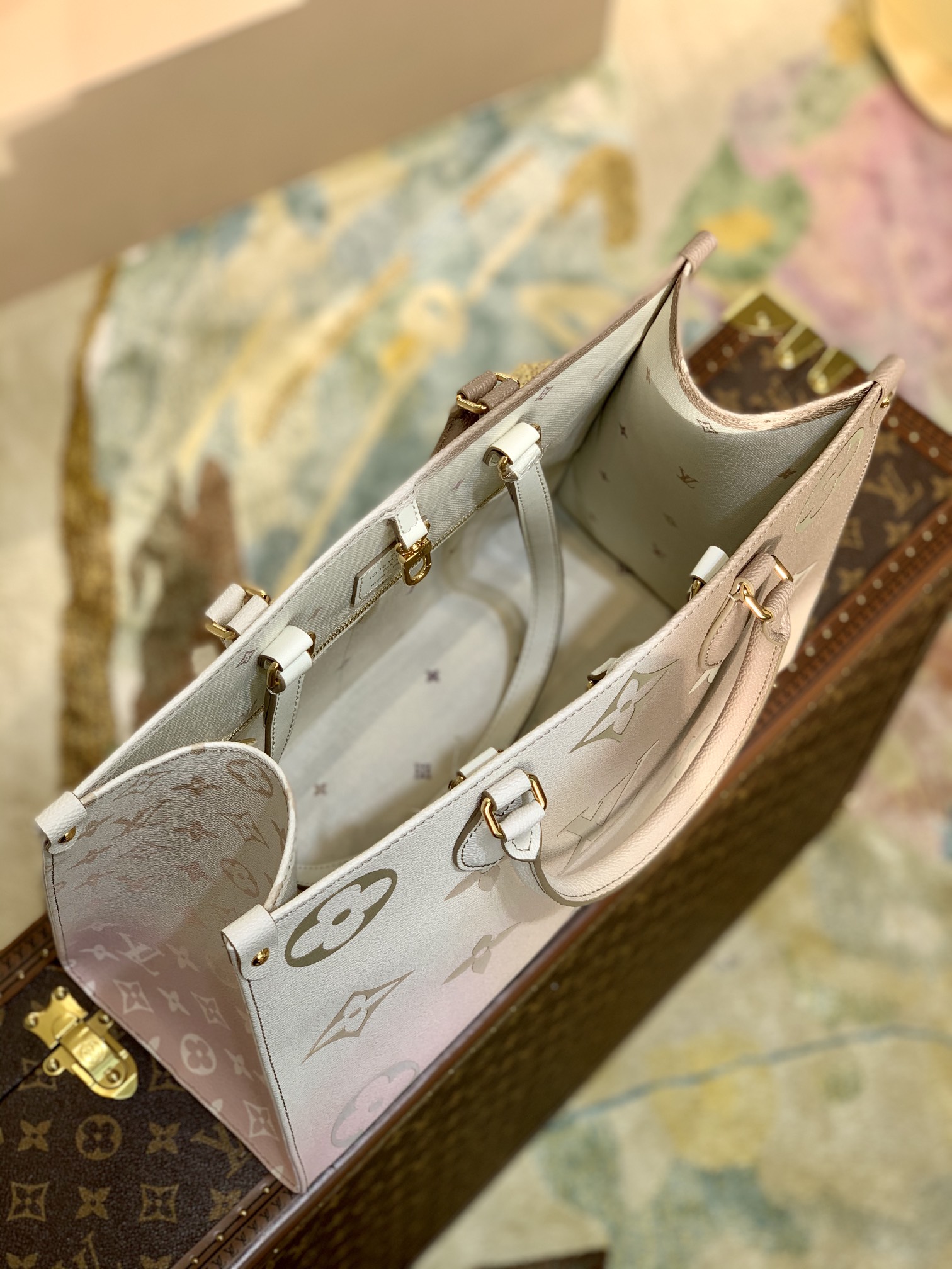 l**is V*t*n onthego handbag-25*19*11.5 cm