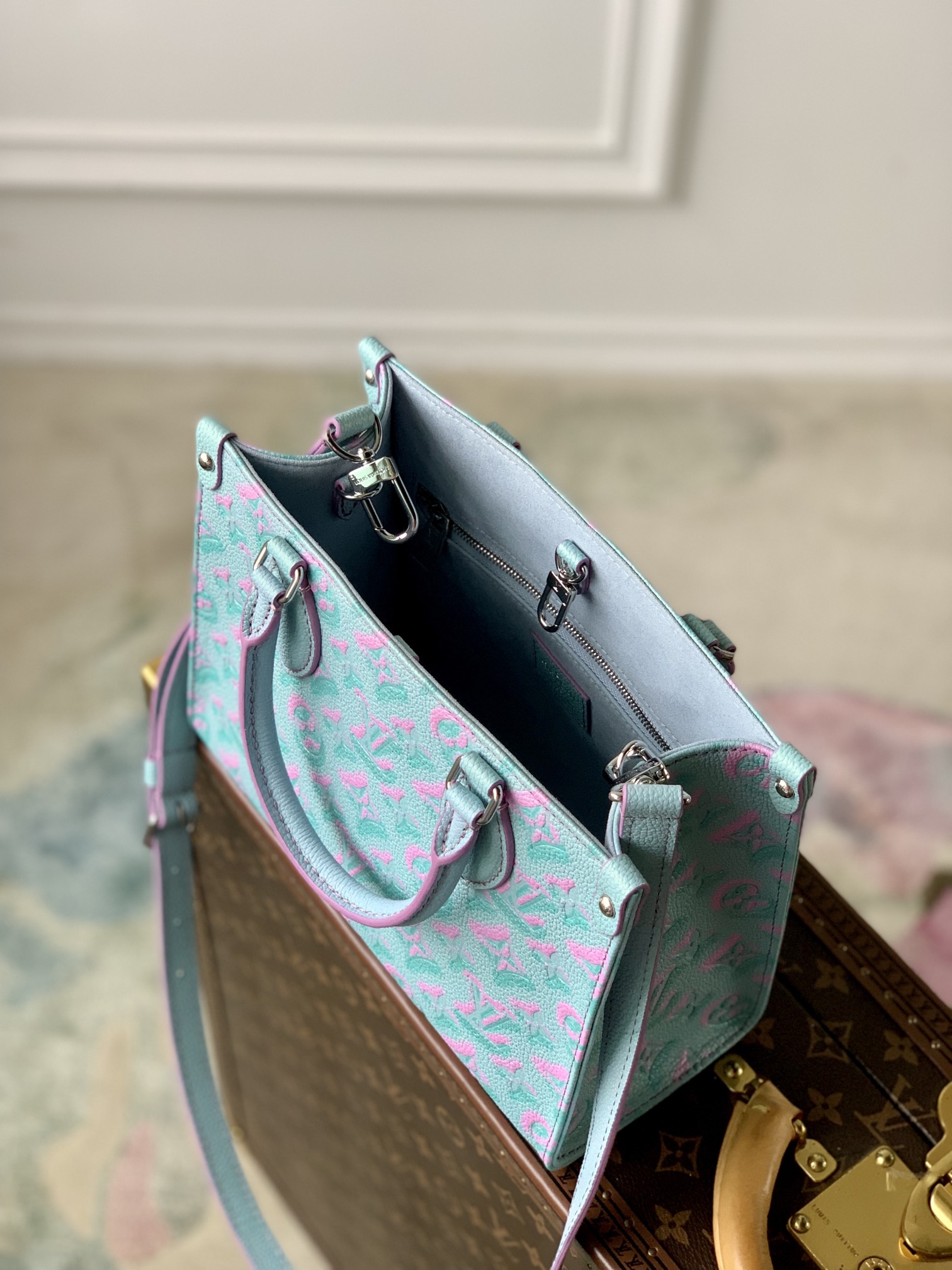 l**is V*t*n onthego handbag-25*19*11.5 cm