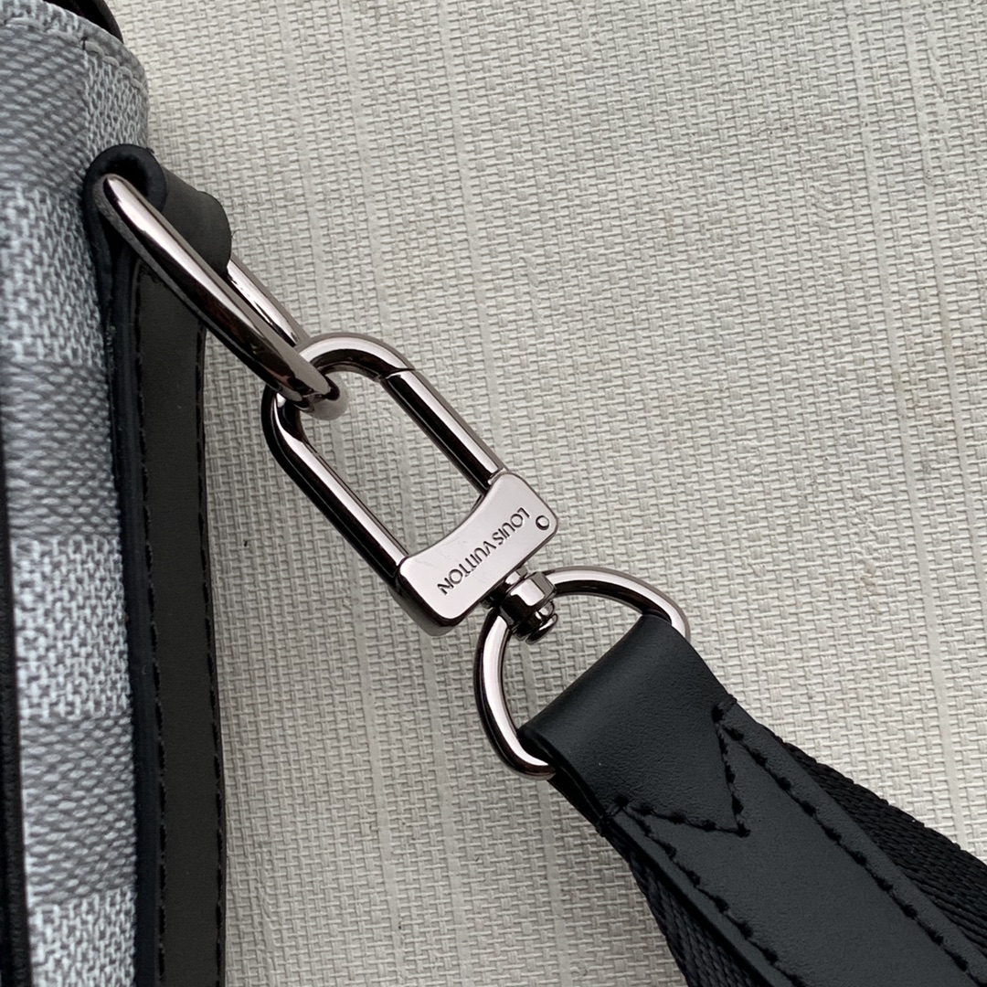 l**is V*t*n studio messenger bag-23.5* 14*5 cm