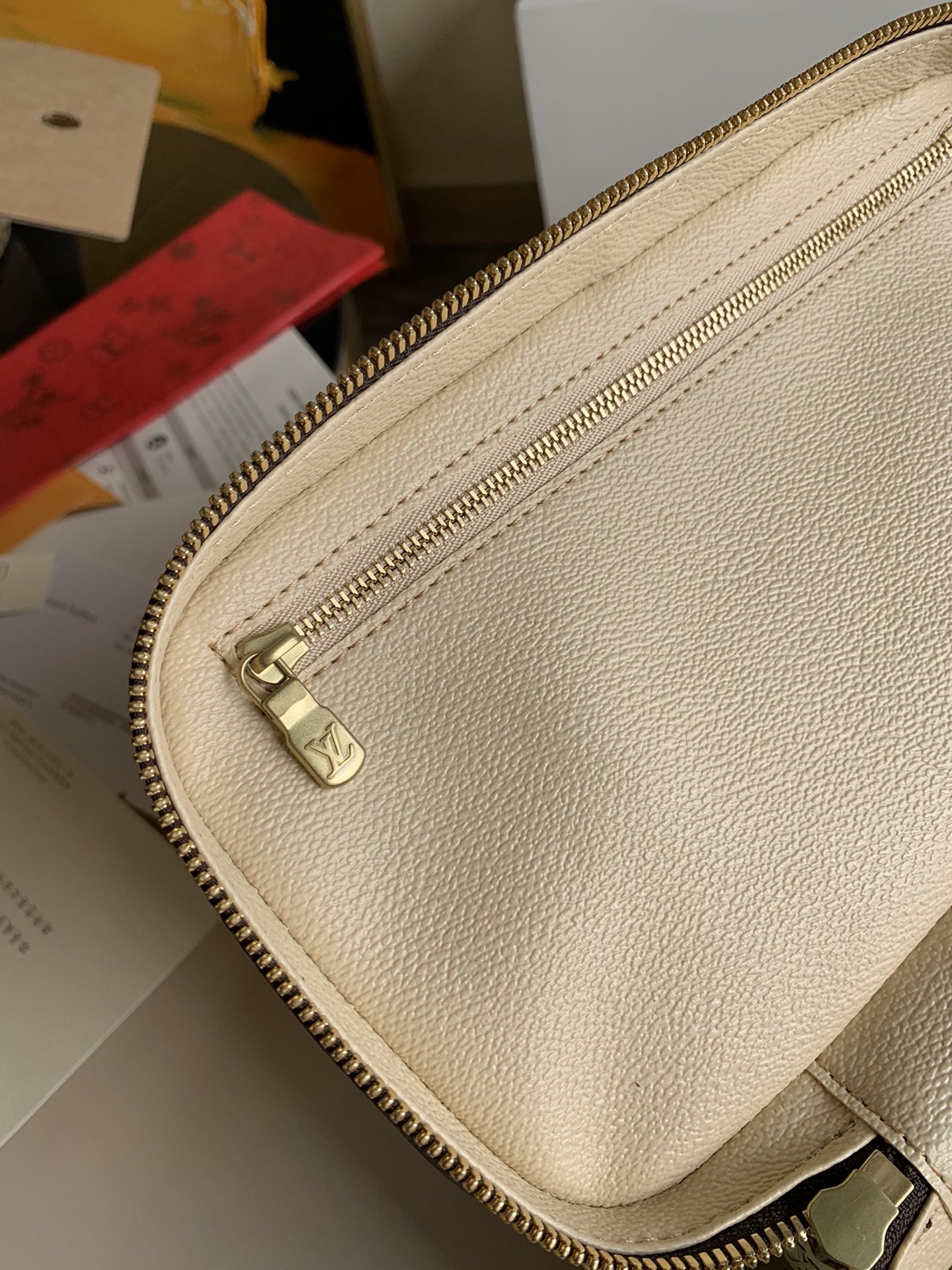 l**is V*t*n cosmetic bag