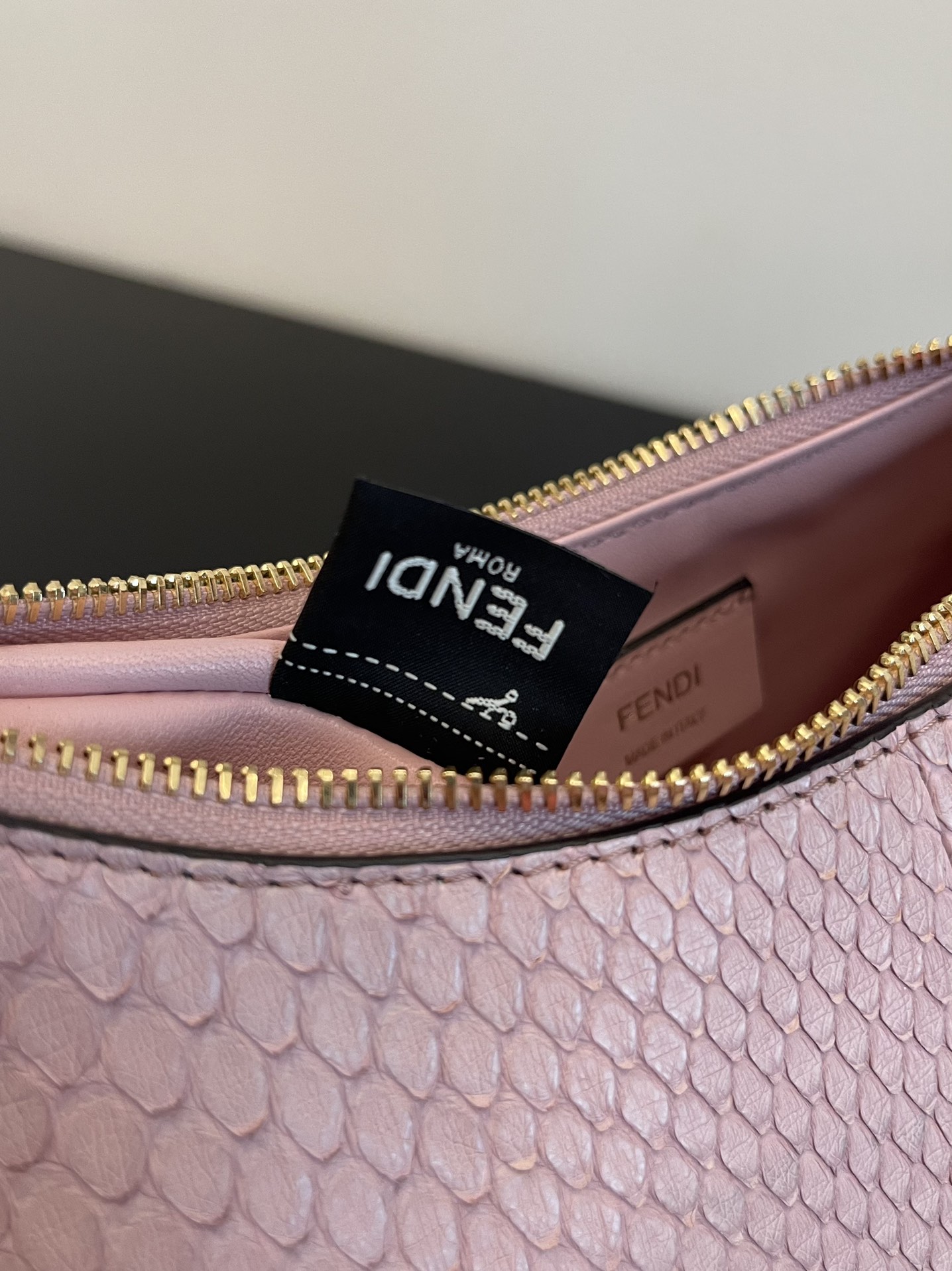 F**di praphy-29x24.5x10cm