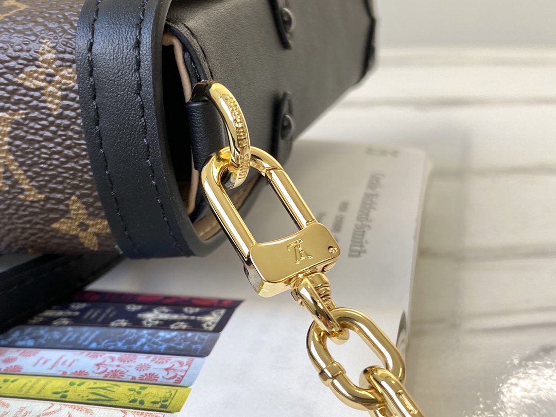 l**is V*t*n trunk vertical-11*17.5*3.5cm