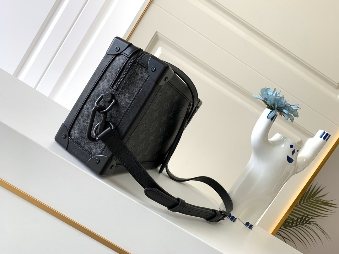 l**is V*t*n soft trunk-25x17x9.5m