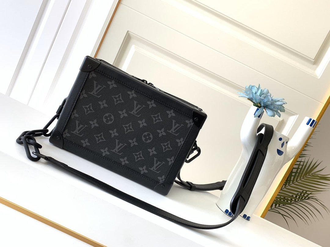 l**is V*t*n soft trunk-25x17x9.5m