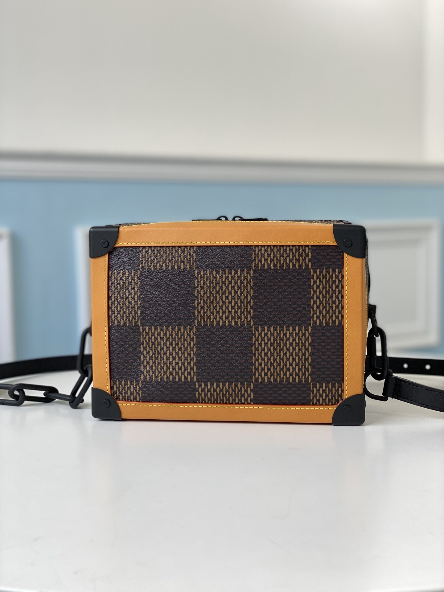 l**is V*t*n soft trunk-25x17x9.5m