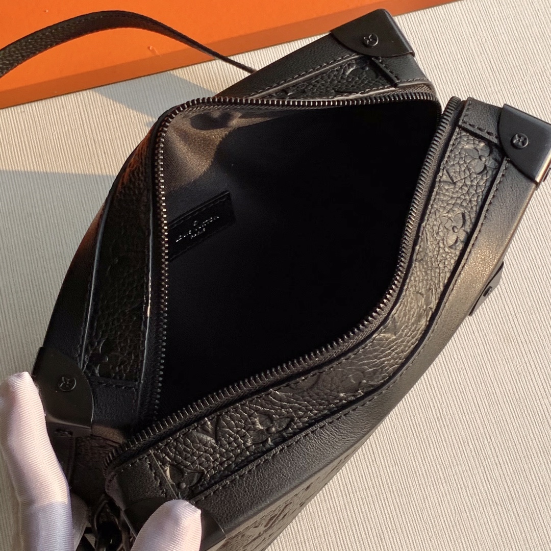 l**is V*t*n soft trunk-25x17x9.5m