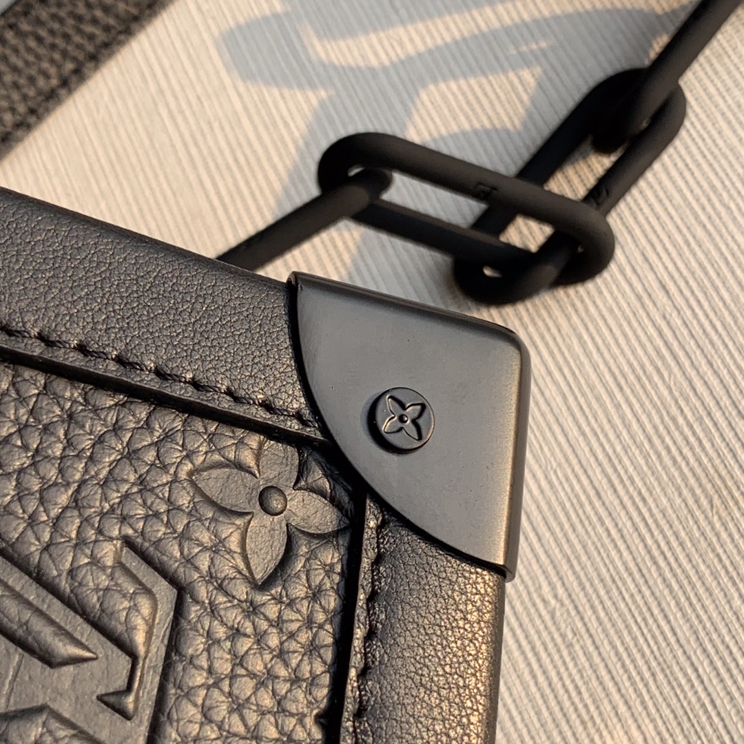 l**is V*t*n soft trunk-25x17x9.5m