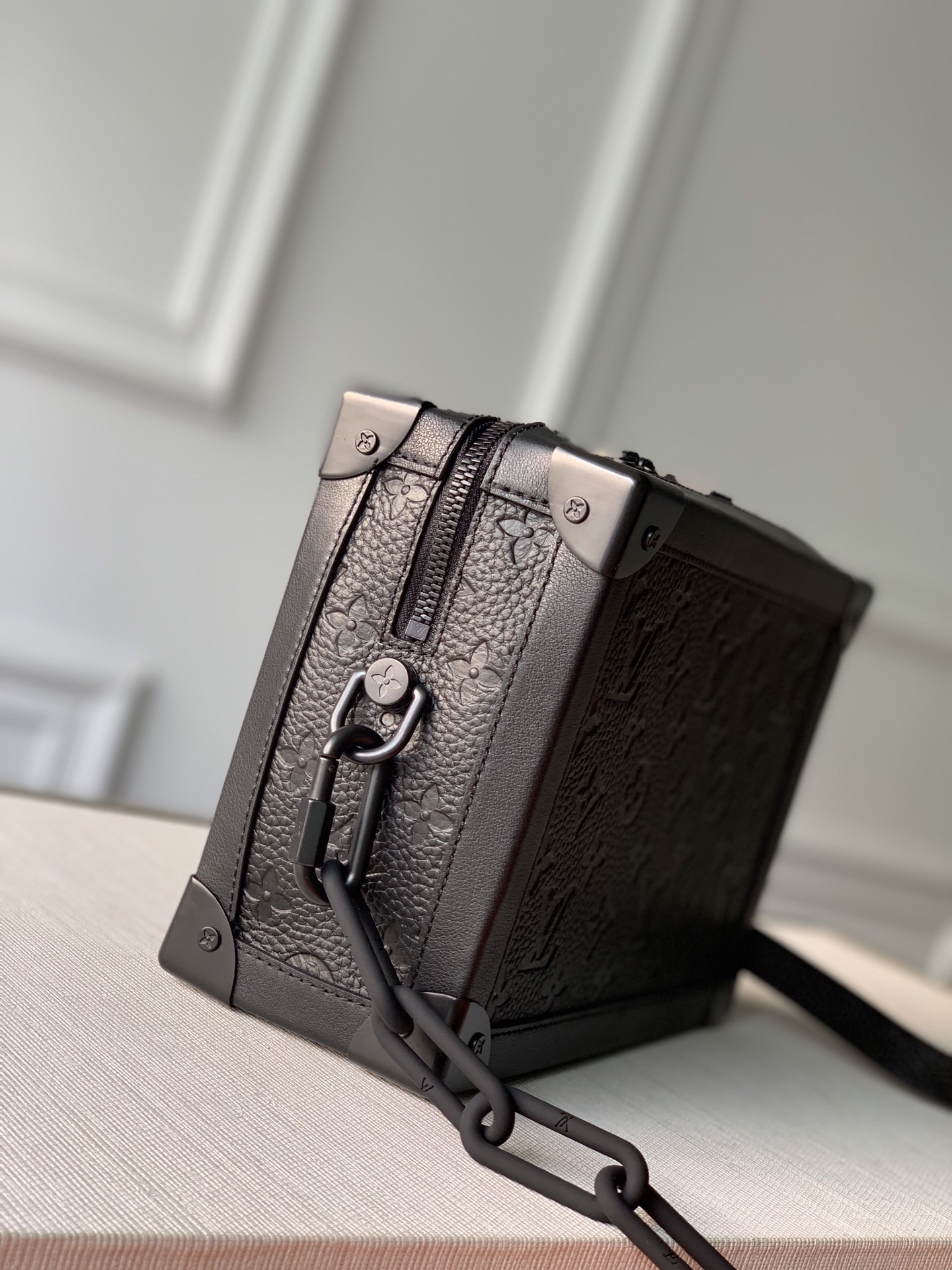 l**is V*t*n soft trunk-25x17x9.5m