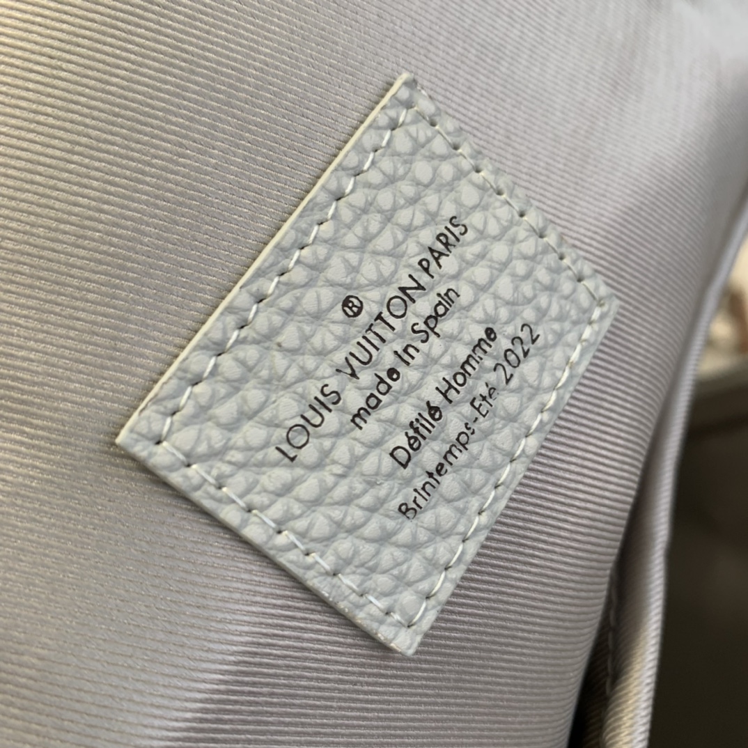 l**is V*t*n ellipse backpack-31*44*17cm