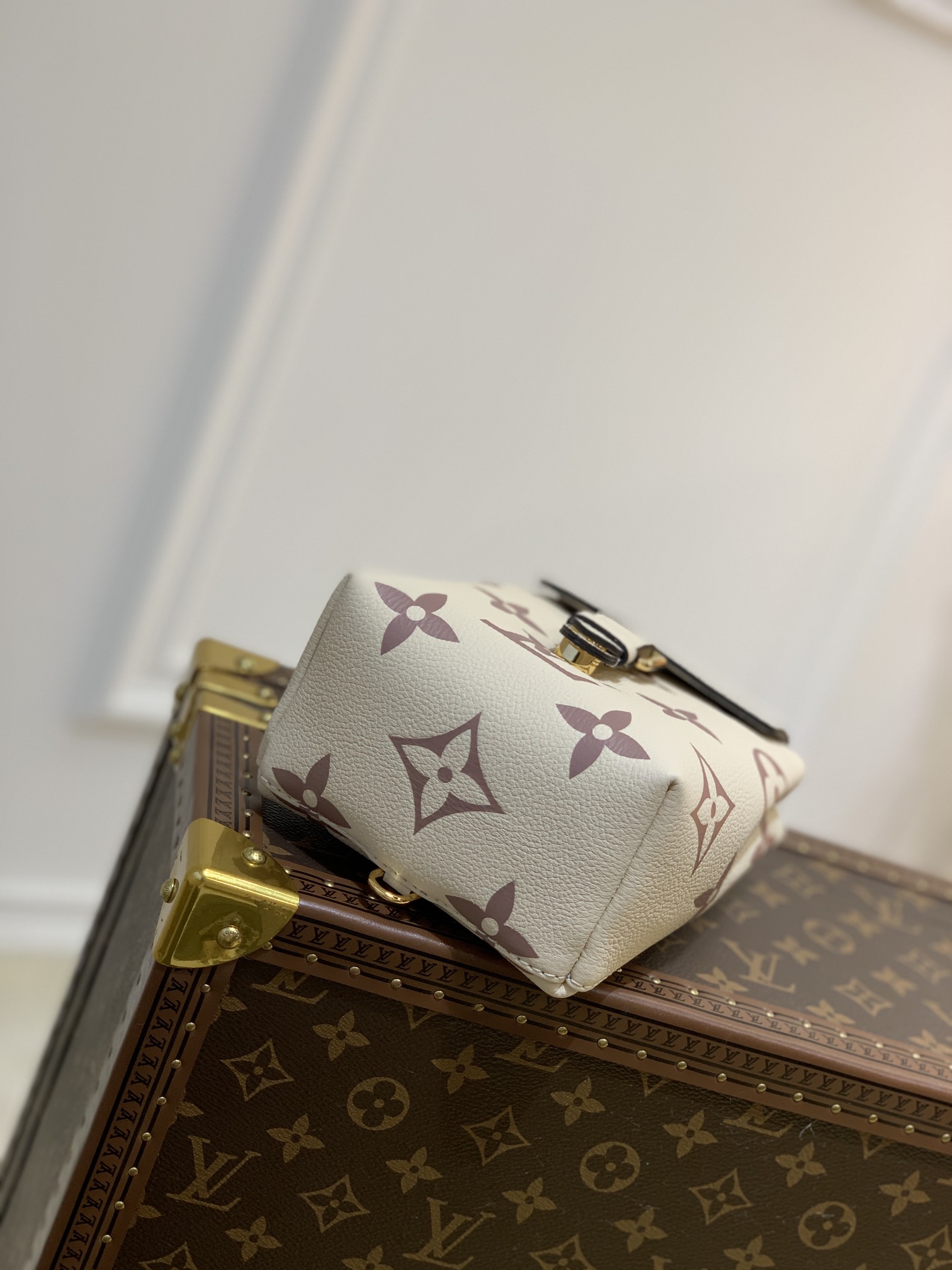 l**is V*t*n by the pool backpack m80738-13*19*8cm