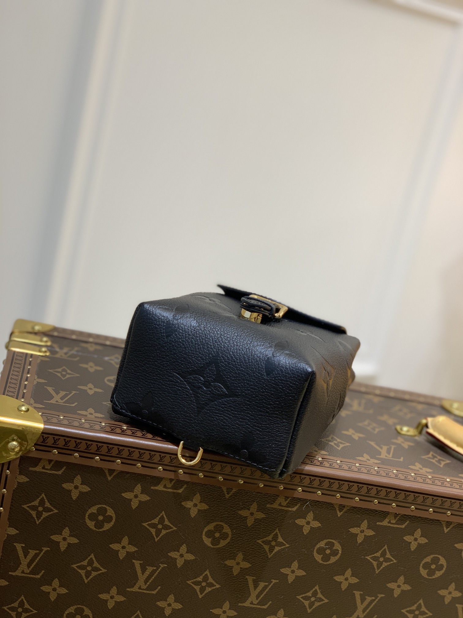 l**is V*t*n by the pool backpack m80738-13*19*8cm