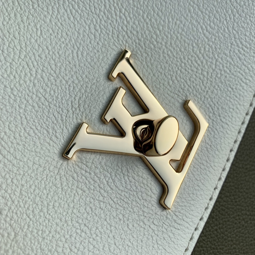 l**is V*t*n lockme ever m51395-31*46*17cm