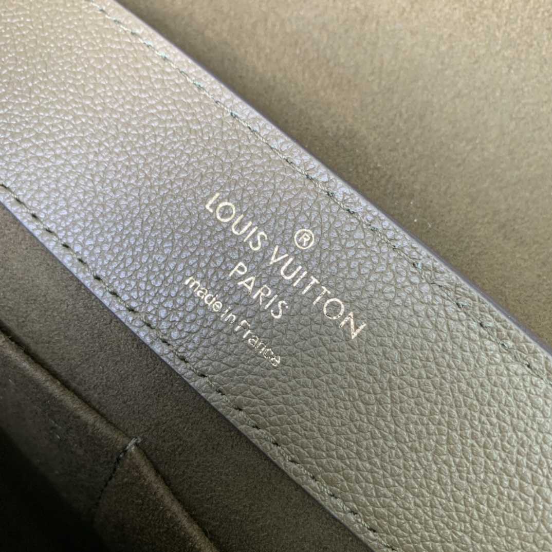 l**is V*t*n lockme ever m51395-31*46*17cm