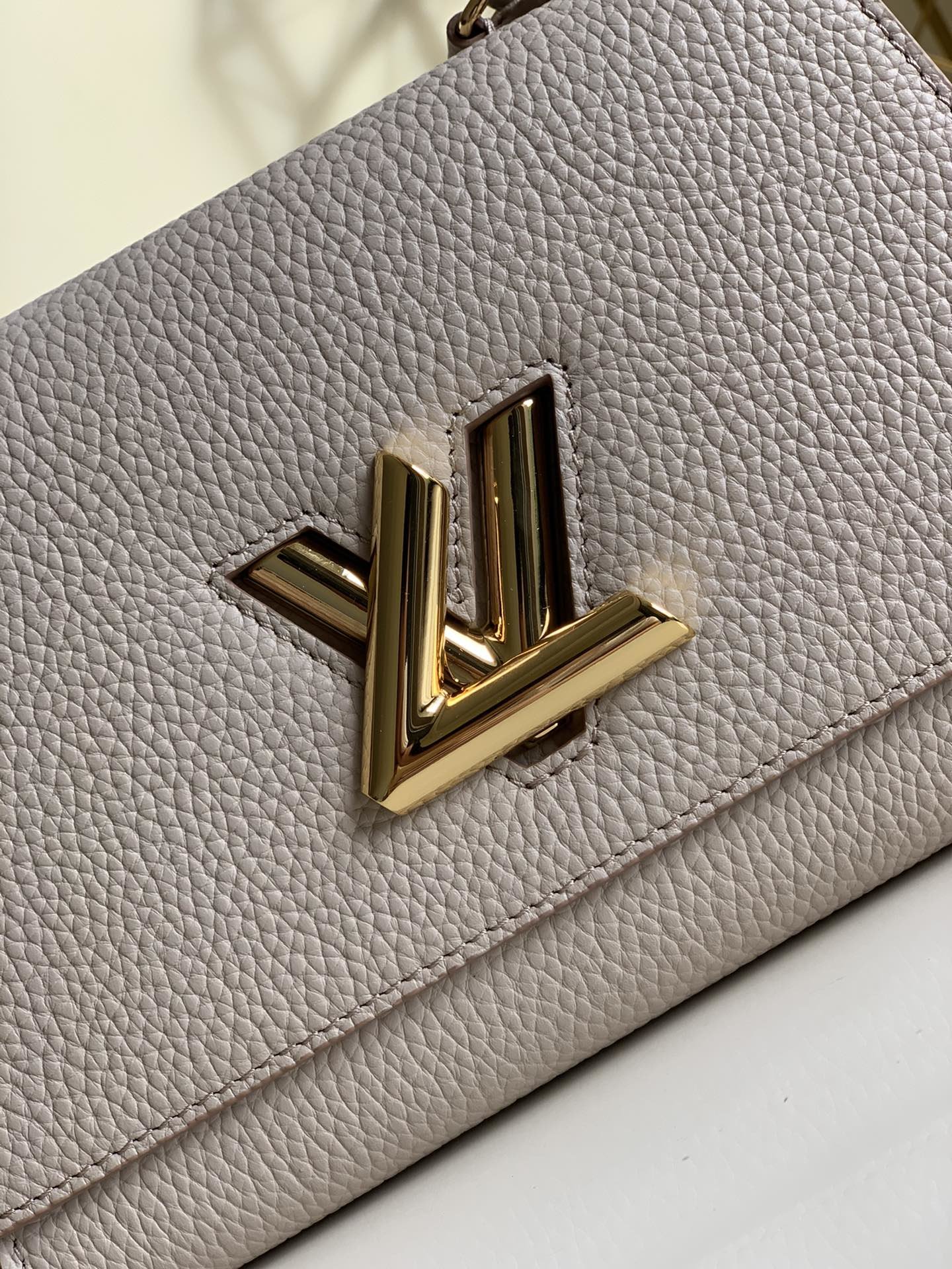 l**is V*t*n twist one handle-17.0 x 25.0 x 11cm