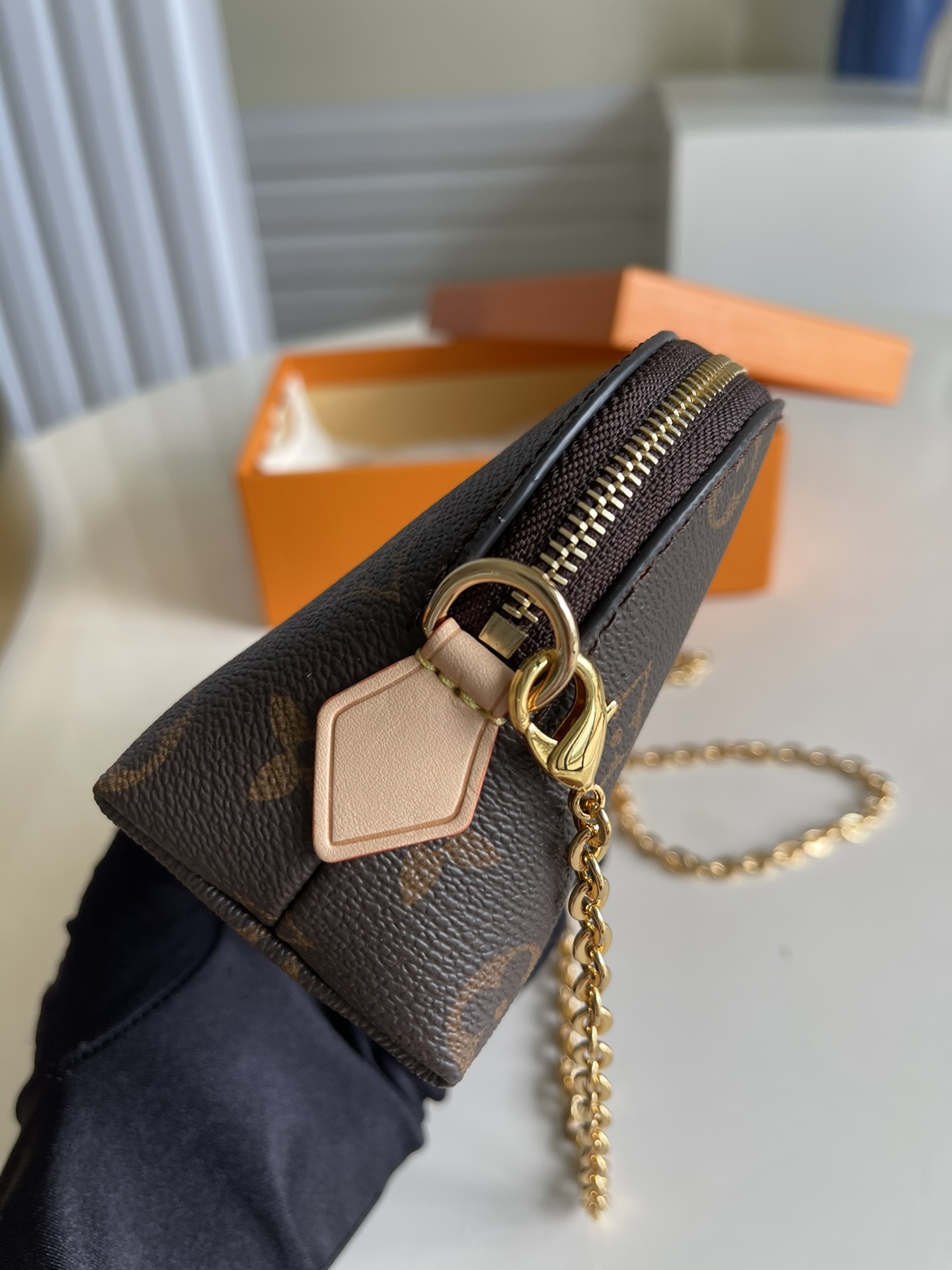 l**is V*t*n cosmetic bag-17*12*6cm