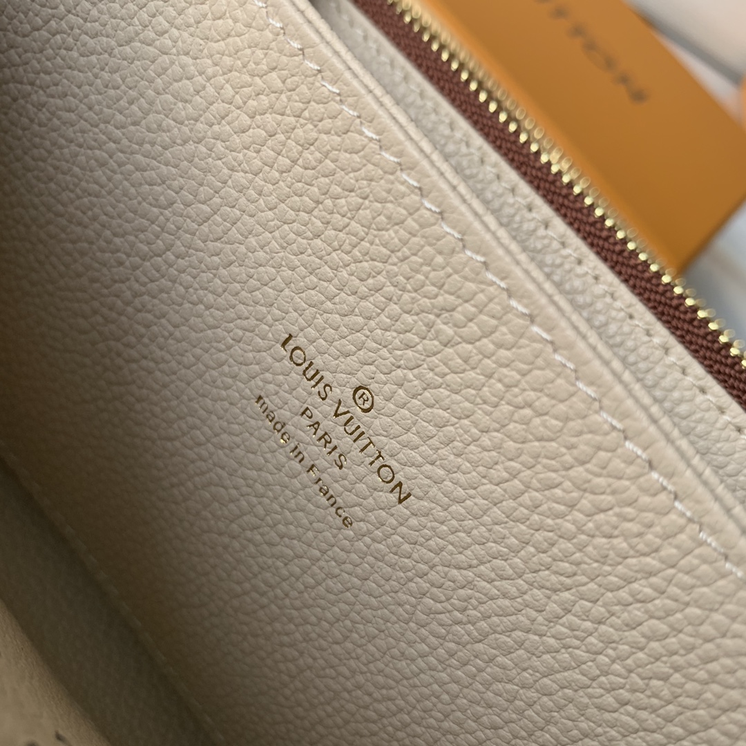 l**is V*t*n zippy wallet m69994-19*10*2cm