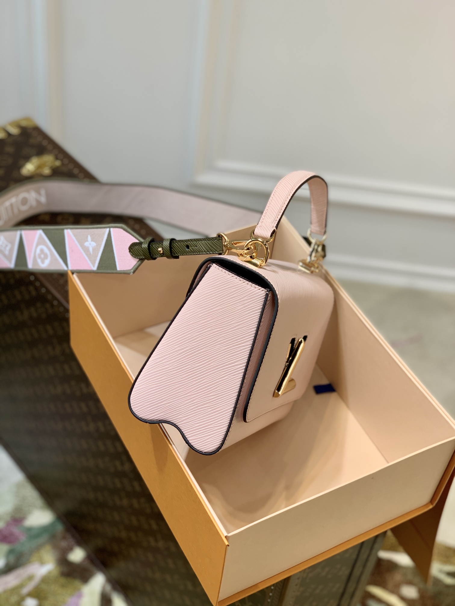 l**is V*t*n twist mm-23*17*9.5cm