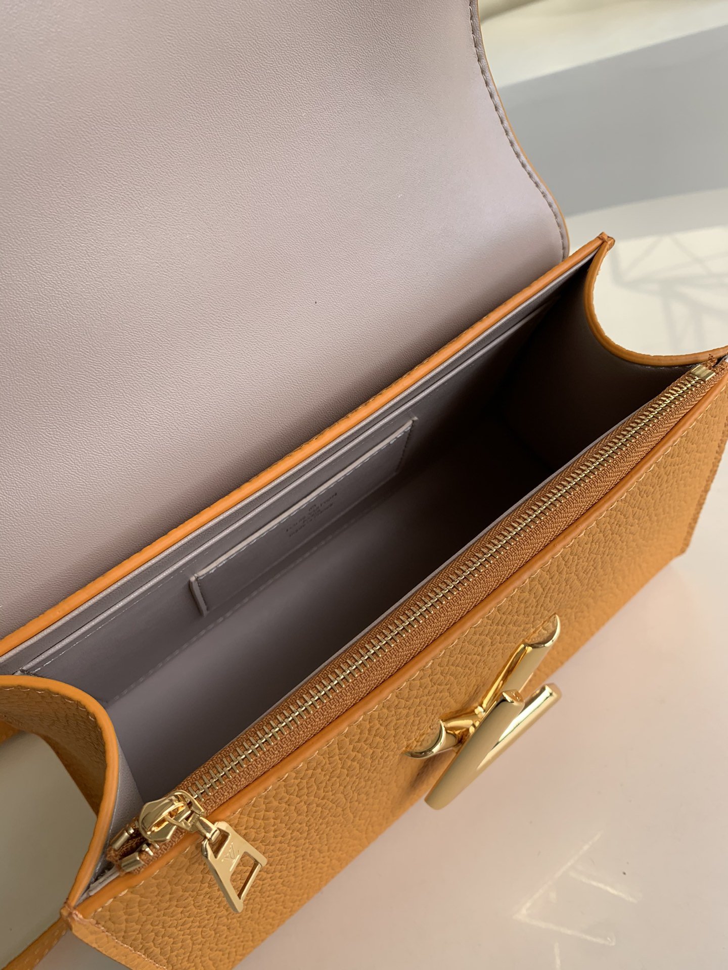 l**is V*t*n twist one handle-17.0 x 25.0 x 11cm