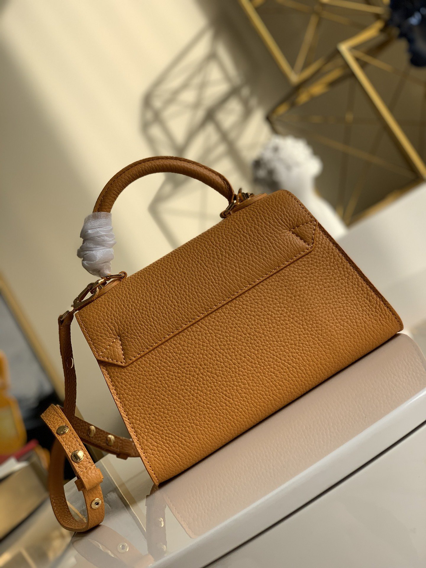 l**is V*t*n twist one handle-17.0 x 25.0 x 11cm