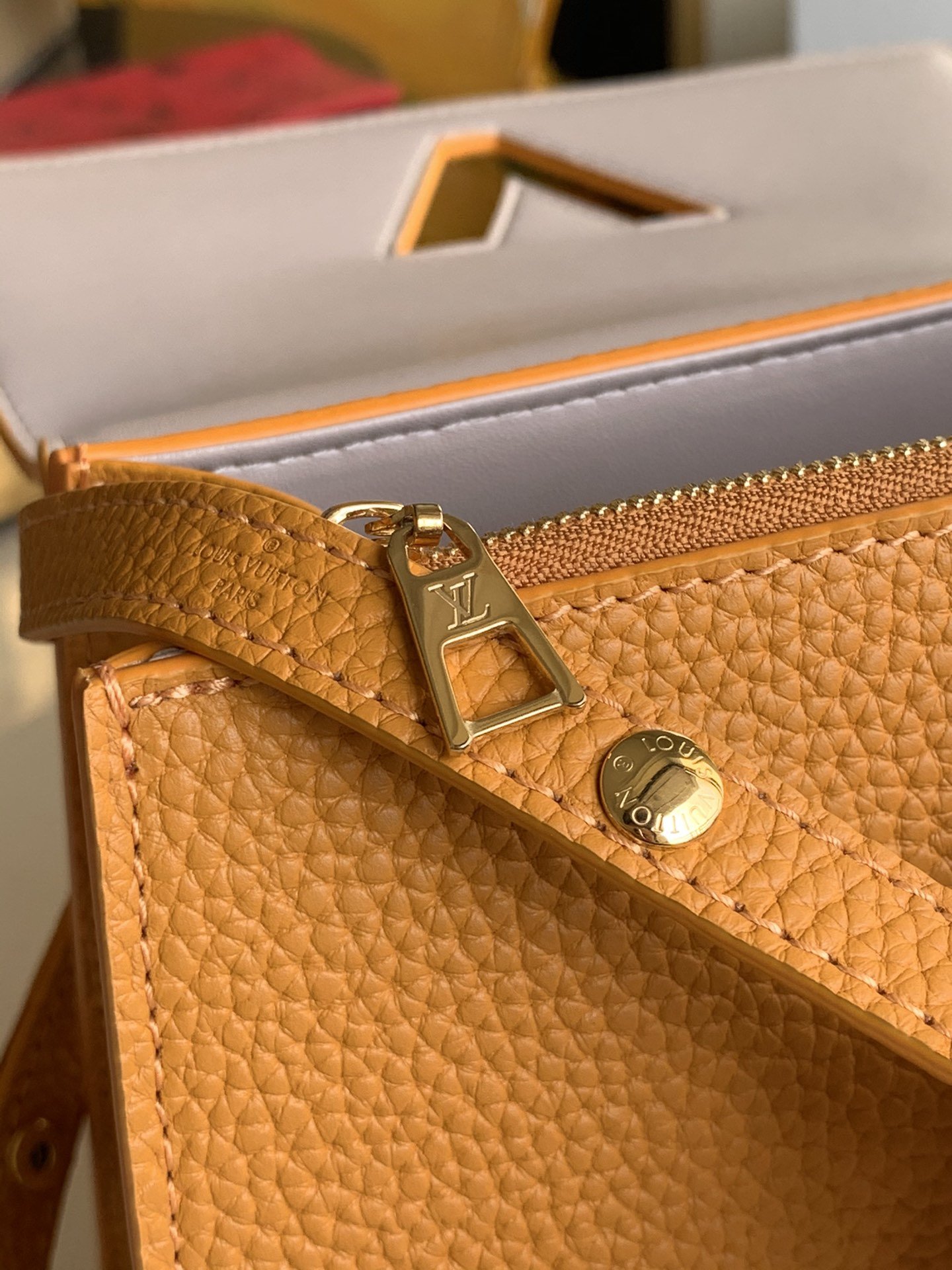 l**is V*t*n twist one handle-17.0 x 25.0 x 11cm