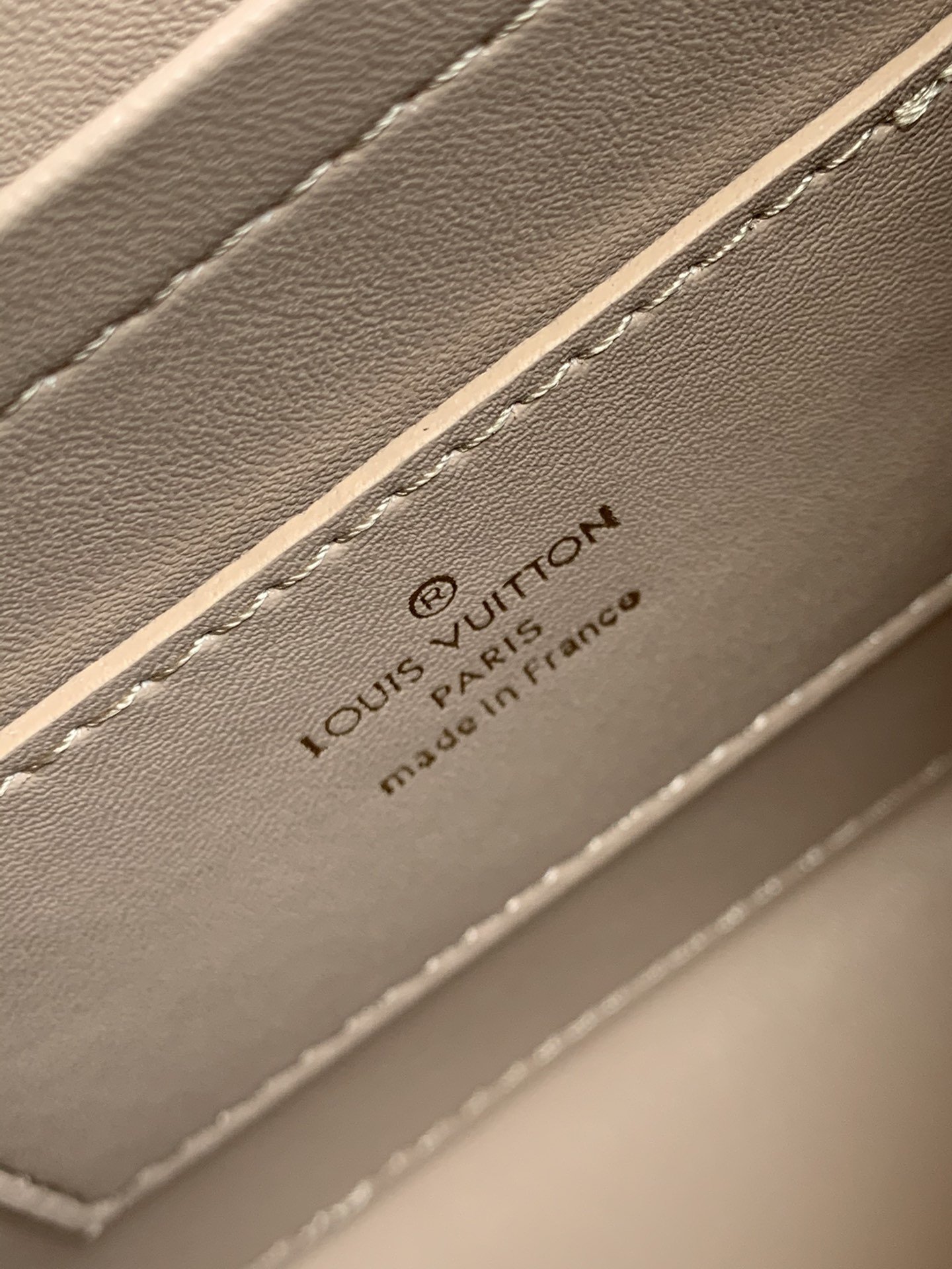 l**is V*t*n twist one handle-17.0 x 25.0 x 11cm