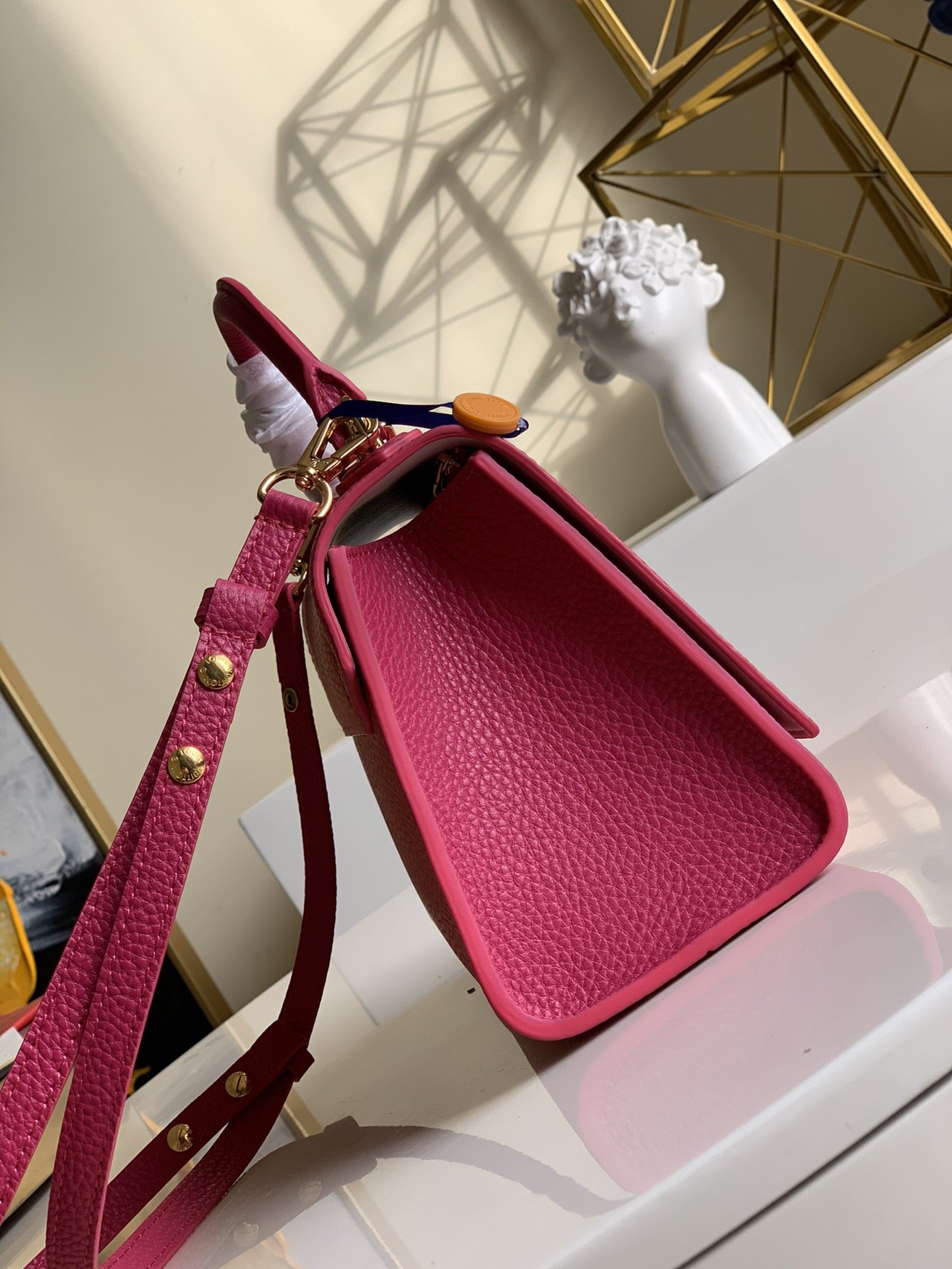 l**is V*t*n twist one handle-17.0 x 25.0 x 11cm